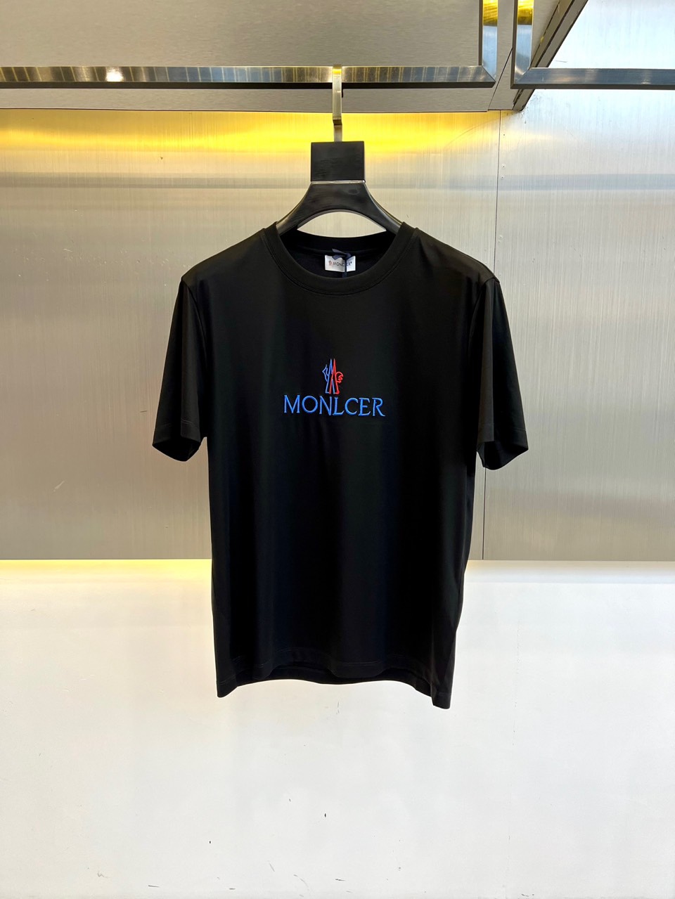 NO:426560,A covert mouth, island cotton short-sleeved round neck T-shirt. Classic logo, the clothes feel soft and skin-friendly, visually exquisite, textured, noble, very simple and quality. It can be used as an inner layer in early spring, and can be worn alone in summer, and can be matched in various forms. The collision of colors and art, unique neutral tones, instantly illuminate your overall shape, a lapel design that combines classic and fashion, paired with eye-catching semi-zippers, demonstrates a unique taste and fashion attitude, simple without losing style. Just be business and casual, versatile and not picky!  48-56 (model 173, 143 catties upper body 50 sizes), Moncler, T-shirt, tees, t-shirt, alexander wang19860909蒙口、海岛棉短袖圆领T恤.经典标识,衣服触感柔软亲肤,视觉上很精致、有质感、高贵,非常简单也很显品质.早春可作为内搭,夏季可单独穿着,可以搭配出多种形式.色彩与艺术的碰撞,独特的中性色调,瞬间点亮你的整体造型,经典与时尚融合的翻领设计,搭配醒目半拉链,彰显独特品味与时尚态度,简约而不失格调.商务休闲俩即可,百搭不挑！48-56（模特173,143斤上身50码）,,Moncler,T-shirt,tees，t-shirt,alexander wang,Men's clothing