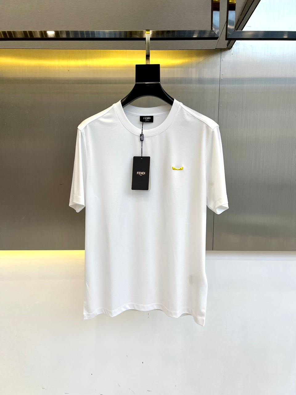 NO:426567,Fendi and Island Cotton Short-sleeved Round Neck T-shirts. Classic logo, the clothes feel soft and skin-friendly, visually exquisite, textured, noble, very simple and quality. They can be used as an inner layer in early spring, and can be worn alone in summer, and can be matched in various forms. The collision of colors and art, unique neutral tones, instantly illuminate your overall shape, a lapel design that combines classic and fashion, paired with eye-catching semi-zippers, demonstrates a unique taste and fashionable attitude, simple without losing style. Just be business and casual, versatile and not picky!  48-56 (model 173, 143 catties upper body 50 sizes), fendi, T-shirt, tees, t-shirt, alexander wang19860909芬迪、海岛棉短袖圆领T恤.经典标识,衣服触感柔软亲肤,视觉上很精致、有质感、高贵,非常简单也很显品质.早春可作为内搭,夏季可单独穿着,可以搭配出多种形式.色彩与艺术的碰撞,独特的中性色调,瞬间点亮你的整体造型,经典与时尚融合的翻领设计,搭配醒目半拉链,彰显独特品味与时尚态度,简约而不失格调.商务休闲俩即可,百搭不挑！48-56（模特173,143斤上身50码）,,fendi,T-shirt,tees，t-shirt,alexander wang,Men's clothing