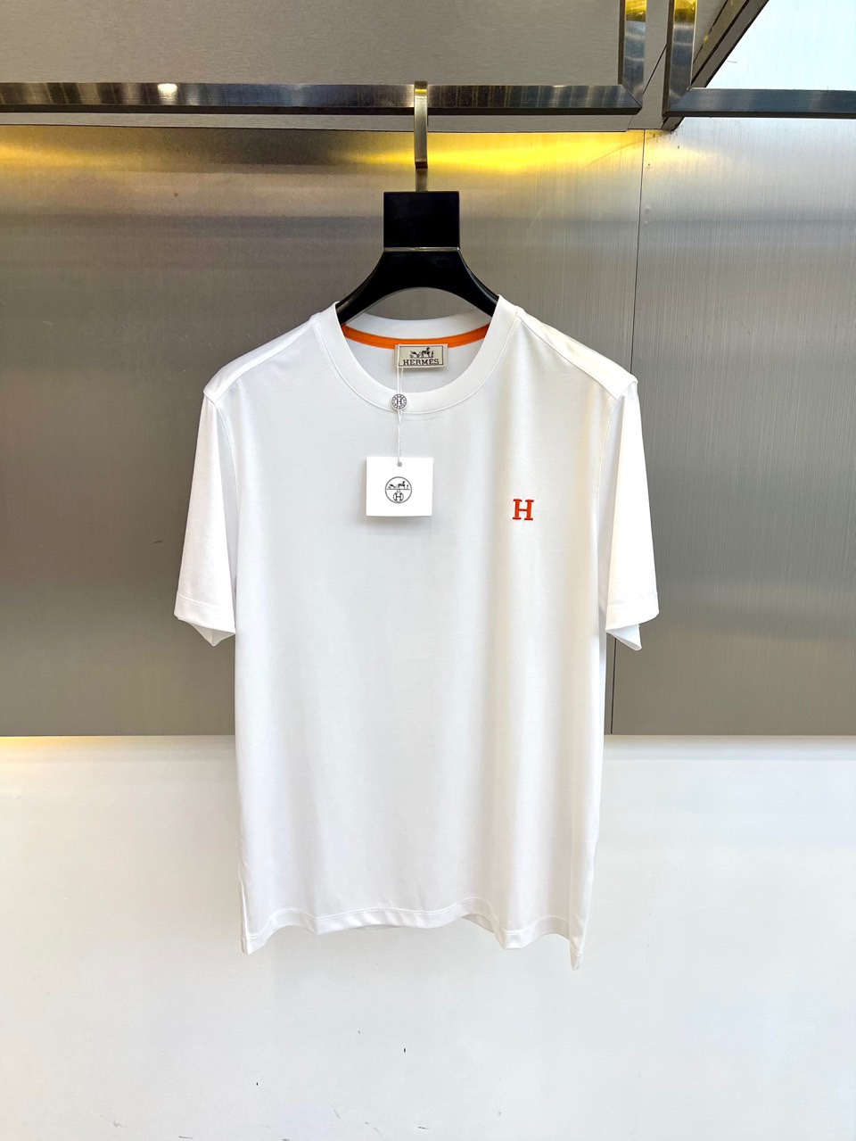 NO:426573,Hermes and island cotton short-sleeved round neck T-shirts. Classic logo, the clothes feel soft and skin-friendly, visually exquisite, textured, noble, very simple and quality. They can be used as an inner layer in early spring, and can be worn alone in summer, and can be matched in various forms. The collision of colors and art, unique neutral tones, instantly illuminate your overall shape, a lapel design that combines classic and fashion, paired with eye-catching semi-zippers, demonstrates a unique taste and fashionable attitude, simple without losing style. Just be business and casual, versatile and not picky!  48-56 (model 173, 143 catties upper body 50 sizes), hermes, T-shirt,tees, t-shirt,alexander wang19860909爱马仕、海岛棉短袖圆领T恤.经典标识,衣服触感柔软亲肤,视觉上很精致、有质感、高贵,非常简单也很显品质.早春可作为内搭,夏季可单独穿着,可以搭配出多种形式.色彩与艺术的碰撞,独特的中性色调,瞬间点亮你的整体造型,经典与时尚融合的翻领设计,搭配醒目半拉链,彰显独特品味与时尚态度,简约而不失格调.商务休闲俩即可,百搭不挑！48-56（模特173,143斤上身50码）,,hermes,T-shirt,tees，t-shirt,alexander wang,Men's clothing