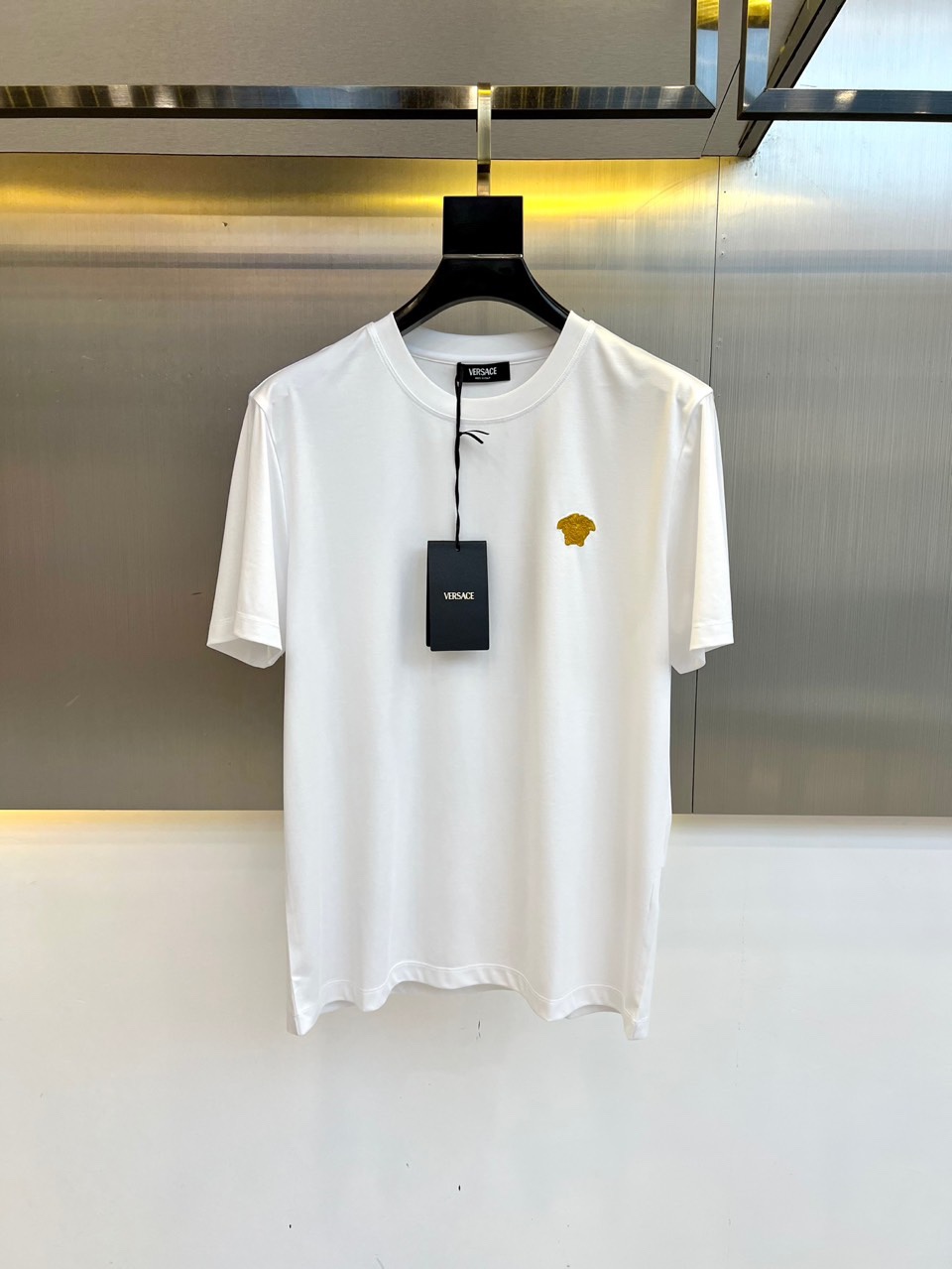 NO:426536,Versace and Island Cotton Short-sleeved Round Neck T-shirt. Classic logo, the clothes feel soft and skin-friendly, visually exquisite, textured, noble, very simple and quality. It can be used as an inner layer in early spring, and can be worn alone in summer, and can be matched in various forms. The collision of colors and art, unique neutral tones, instantly illuminate your overall shape, a lapel design that combines classic and fashion, paired with eye-catching semi-zippers, demonstrates a unique taste and fashion attitude, simple without losing style. Just be business and casual, versatile and not picky!  48-56 (model 173, 143 catties upper body 50 sizes), versace, T-shirt, tees, t-shirt, alexander wang19860909范思哲、海岛棉短袖圆领T恤.经典标识,衣服触感柔软亲肤,视觉上很精致、有质感、高贵,非常简单也很显品质.早春可作为内搭,夏季可单独穿着,可以搭配出多种形式.色彩与艺术的碰撞,独特的中性色调,瞬间点亮你的整体造型,经典与时尚融合的翻领设计,搭配醒目半拉链,彰显独特品味与时尚态度,简约而不失格调.商务休闲俩即可,百搭不挑！48-56（模特173,143斤上身50码）,,versace,T-shirt,tees，t-shirt,alexander wang,Men's clothing