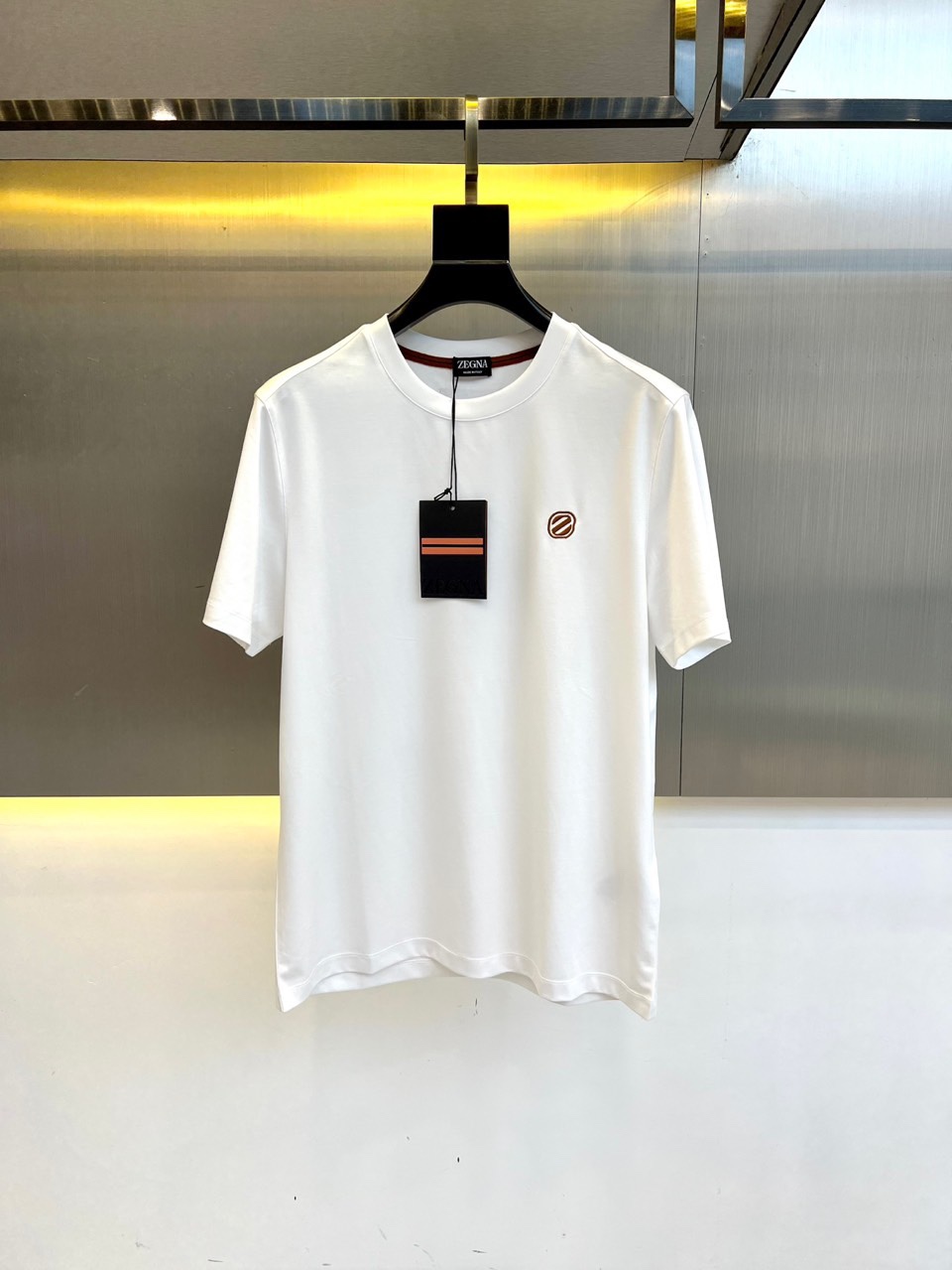 NO:426540,Zenia, Island Cotton Short-sleeved Round Neck T-shirt. Classic logo, the clothes feel soft and skin-friendly, visually exquisite, textured, noble, very simple and quality. It can be used as an inner layer in early spring, and can be worn alone in summer, and can be matched in various forms. The collision of colors and art, unique neutral tones, instantly illuminate your overall shape, a lapel design that combines classic and fashion, paired with eye-catching semi-zippers, demonstrates a unique taste and fashionable attitude, simple without losing style. Just be business and casual, versatile and not picky!  48-56 (model 173, 143 catties upper body 50 sizes), zegna, T-shirt, tees, t-shirt, alexander wang19860909杰尼亚、海岛棉短袖圆领T恤.经典标识,衣服触感柔软亲肤,视觉上很精致、有质感、高贵,非常简单也很显品质.早春可作为内搭,夏季可单独穿着,可以搭配出多种形式.色彩与艺术的碰撞,独特的中性色调,瞬间点亮你的整体造型,经典与时尚融合的翻领设计,搭配醒目半拉链,彰显独特品味与时尚态度,简约而不失格调.商务休闲俩即可,百搭不挑！48-56（模特173,143斤上身50码）,,zegna,T-shirt,tees，t-shirt,alexander wang,Men's clothing