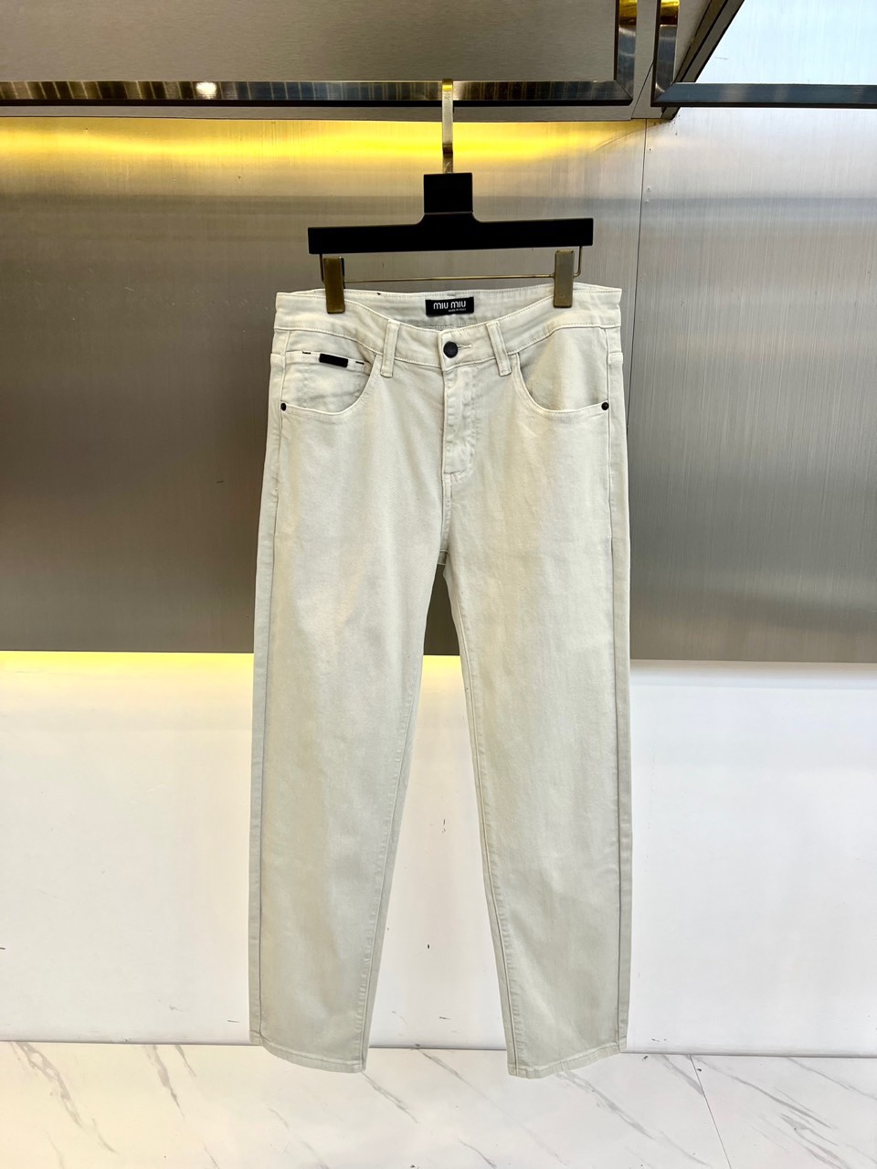 Miumiu 2025 Spring/Summer Collection: Stylish Straight Jeans with Unique Details - 图片 2