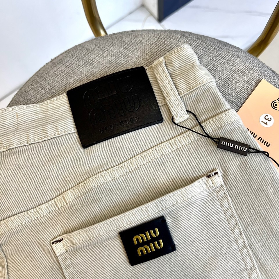 Miumiu 2025 Spring/Summer Collection: Stylish Straight Jeans with Unique Details - 图片 7