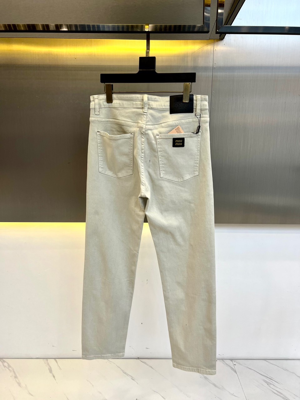 Miumiu 2025 Spring/Summer Collection: Stylish Straight Jeans with Unique Details - 图片 3