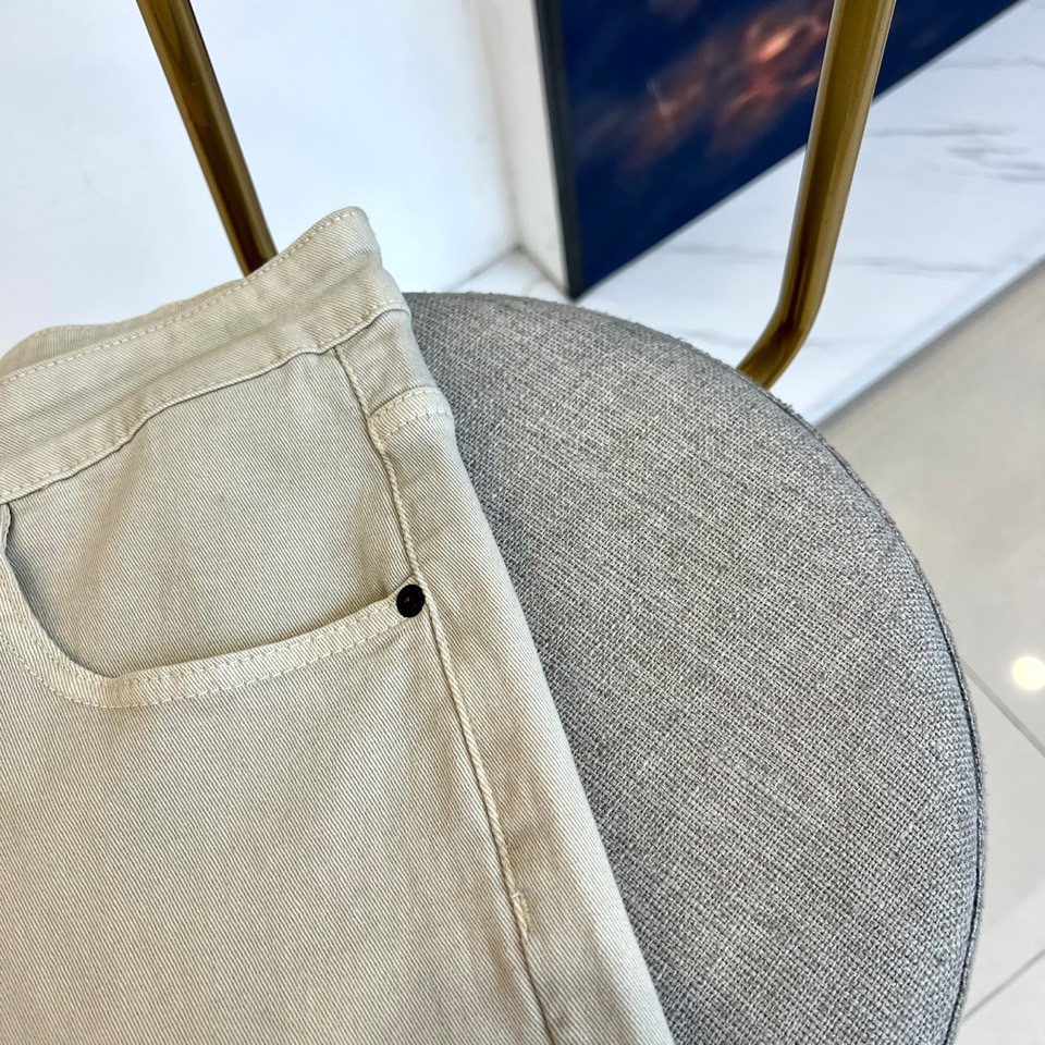 Miumiu 2025 Spring/Summer Collection: Stylish Straight Jeans with Unique Details - 图片 5
