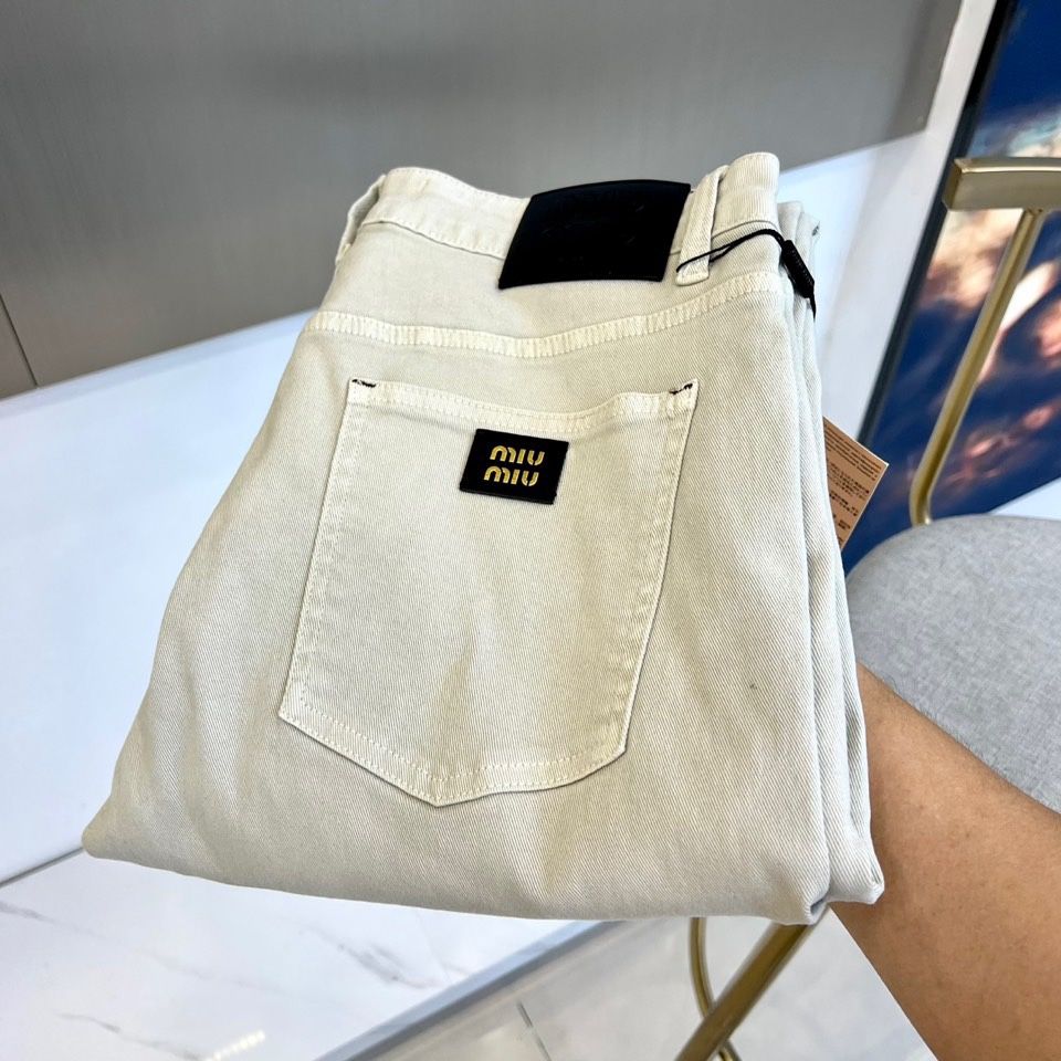 Miumiu 2025 Spring/Summer Collection: Stylish Straight Jeans with Unique Details - 图片 1