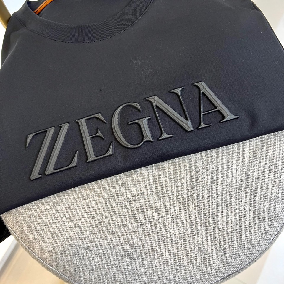 
Zegna杰尼亚、 2025春夏新款男士短袖T恤圆领，全新升级百搭款，低调奢华，品格之选！甄选长绒棉2