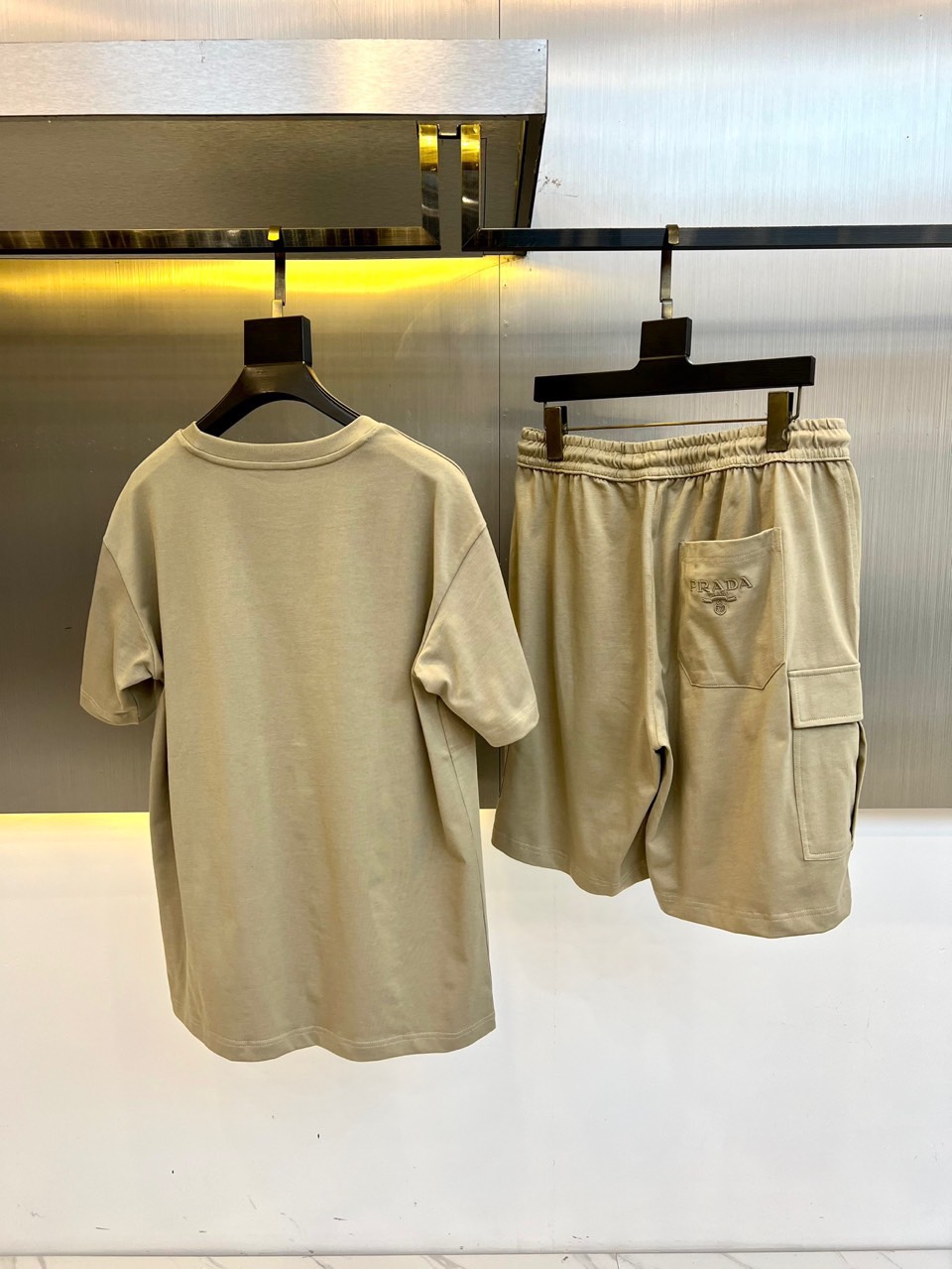 
普拉达、25年春夏季新款运动休闲套装，外贸公司订单顶级品质，完胜，意大利客供进口欧棉面料，顺滑细腻，贴