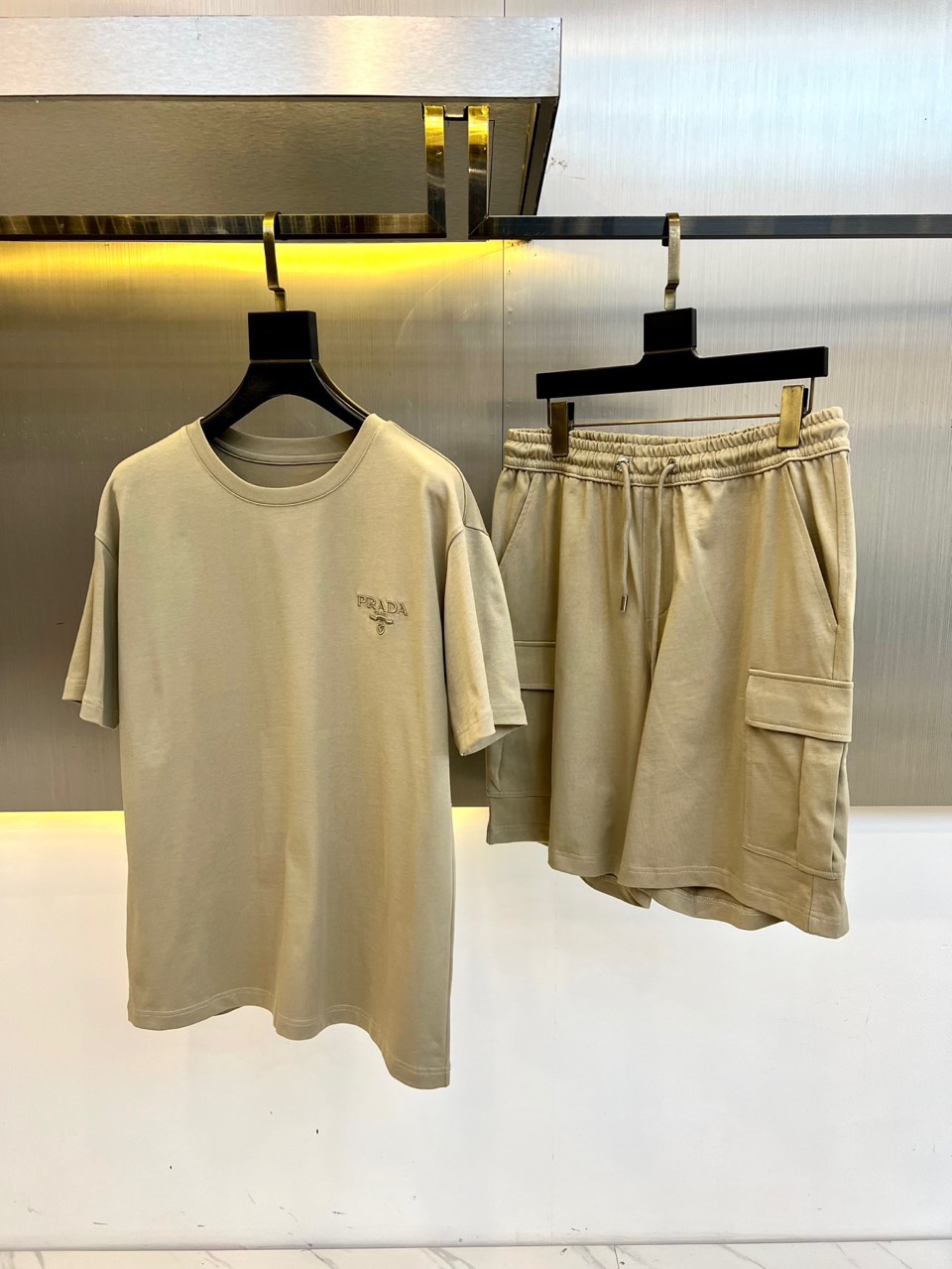 
普拉达、25年春夏季新款运动休闲套装，外贸公司订单顶级品质，完胜，意大利客供进口欧棉面料，顺滑细腻，贴