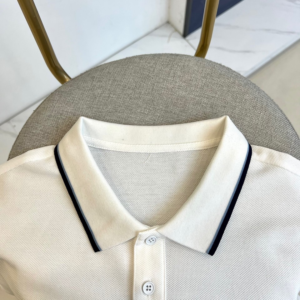 
LV、2025s经典标志性Logo点缀元素 经典时尚翻领 Polo衫短袖 ，贸易公司渠道订单，简约大气