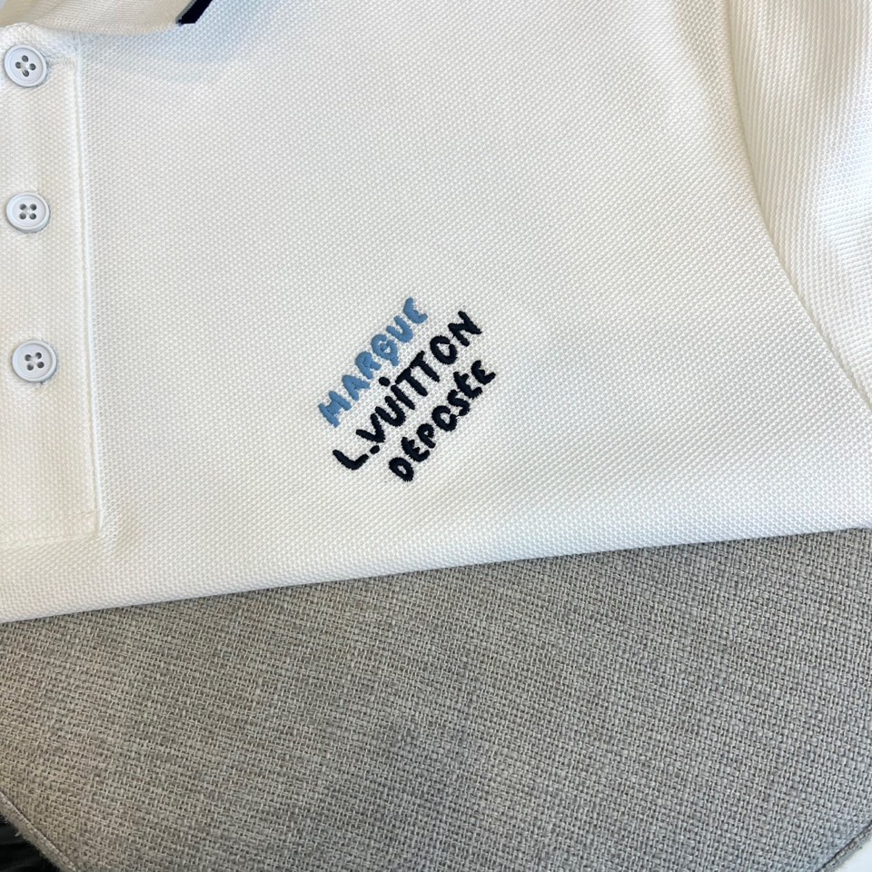 
LV、2025s经典标志性Logo点缀元素 经典时尚翻领 Polo衫短袖 ，贸易公司渠道订单，简约大气