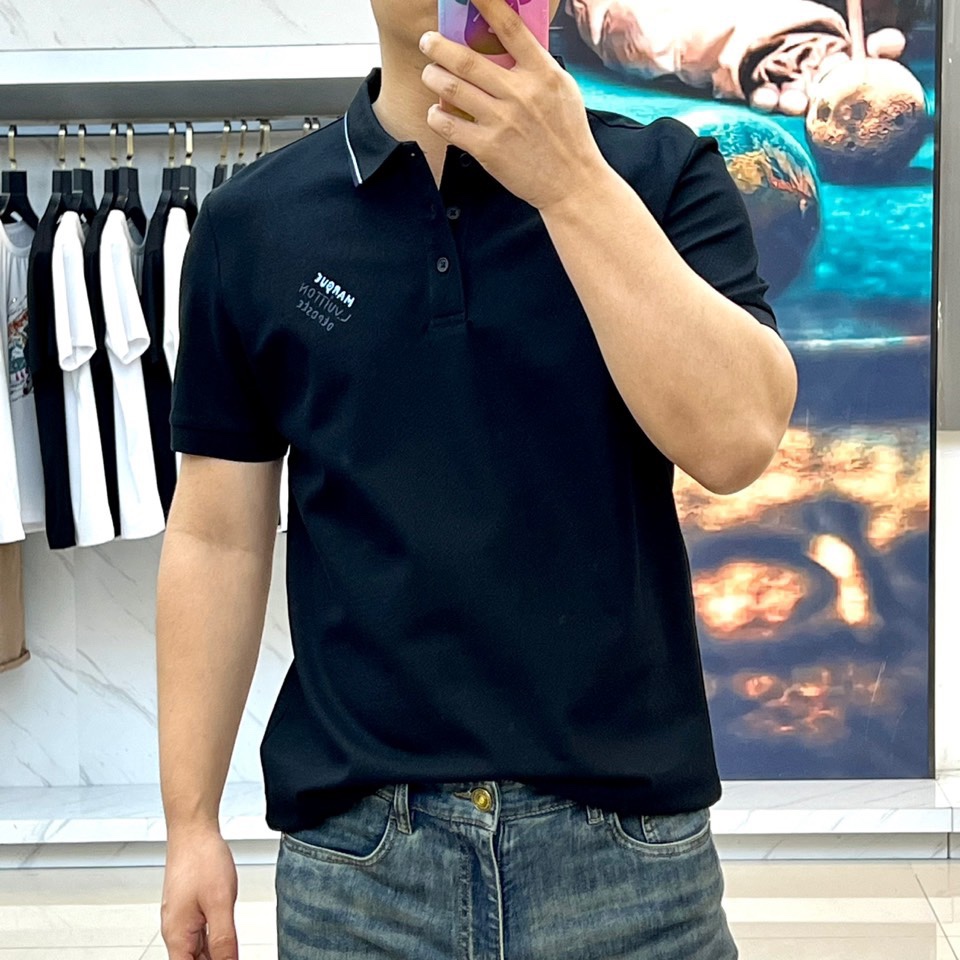 
LV、2025s经典标志性Logo点缀元素 经典时尚翻领 Polo衫短袖 ，贸易公司渠道订单，简约大气