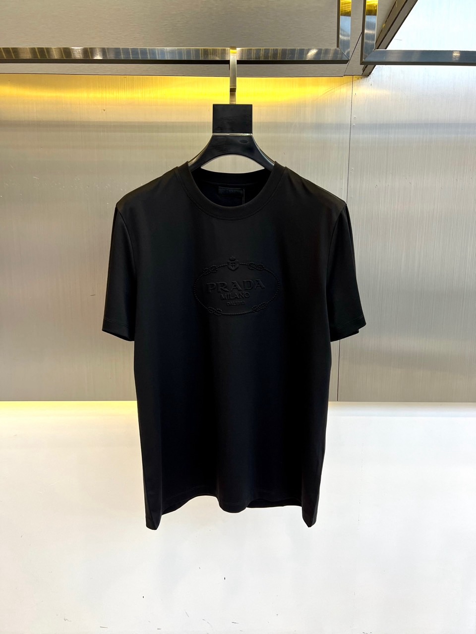 NO:428901,Prada and island cotton short-sleeved round neck T-shirts. Classic logo, the clothes feel soft and skin-friendly, visually exquisite, textured, noble, very simple and quality. They can be used as an inner layer in early spring, and can be worn alone in summer, and can be matched in various forms. The collision of colors and art, unique neutral tones, instantly illuminate your overall shape, a lapel design that combines classic and fashion, paired with eye-catching semi-zippers, demonstrates a unique taste and fashionable attitude, simple without losing style. Just be business and casual, versatile and not picky!  48-56 (model 173, 143 catties upper body 50 sizes), prada, T-shirt, tees, t-shirt, alexander wang19860909普拉达、海岛棉短袖圆领T恤.经典标识,衣服触感柔软亲肤,视觉上很精致、有质感、高贵,非常简单也很显品质.早春可作为内搭,夏季可单独穿着,可以搭配出多种形式.色彩与艺术的碰撞,独特的中性色调,瞬间点亮你的整体造型,经典与时尚融合的翻领设计,搭配醒目半拉链,彰显独特品味与时尚态度,简约而不失格调.商务休闲俩即可,百搭不挑！48-56（模特173,143斤上身50码）,,prada,T-shirt,tees，t-shirt,alexander wang,Men's clothing