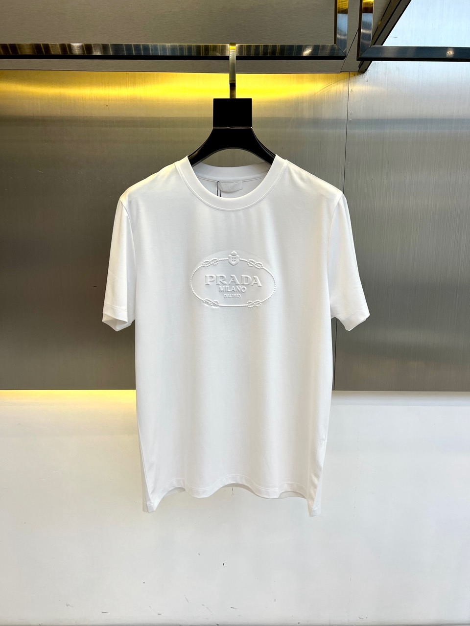 NO:426539,Prada and island cotton short-sleeved round neck T-shirts. Classic logo, the clothes feel soft and skin-friendly, visually exquisite, textured, noble, very simple and quality. They can be used as an inner layer in early spring, and can be worn alone in summer, and can be matched in various forms. The collision of colors and art, unique neutral tones, instantly illuminate your overall shape, a lapel design that combines classic and fashion, paired with eye-catching semi-zippers, demonstrates a unique taste and fashionable attitude, simple without losing style. Just be business and casual, versatile and not picky!  48-56 (model 173, 143 catties upper body 50 sizes), prada, T-shirt,tees, t-shirt,alexander wang19860909普拉达、海岛棉短袖圆领T恤.经典标识,衣服触感柔软亲肤,视觉上很精致、有质感、高贵,非常简单也很显品质.早春可作为内搭,夏季可单独穿着,可以搭配出多种形式.色彩与艺术的碰撞,独特的中性色调,瞬间点亮你的整体造型,经典与时尚融合的翻领设计,搭配醒目半拉链,彰显独特品味与时尚态度,简约而不失格调.商务休闲俩即可,百搭不挑！48-56（模特173,143斤上身50码）,,prada,T-shirt,tees，t-shirt,alexander wang,Men's clothing