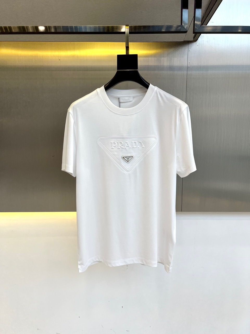 NO:426549,Prada and island cotton short-sleeved round neck T-shirts. Classic logo, the clothes feel soft and skin-friendly, visually exquisite, textured, noble, very simple and quality. They can be used as an inner layer in early spring, and can be worn alone in summer, and can be matched in various forms. The collision of colors and art, unique neutral tones, instantly illuminate your overall shape, a lapel design that combines classic and fashion, paired with eye-catching semi-zippers, demonstrates a unique taste and fashionable attitude, simple without losing style. Just be business and casual, versatile and not picky!  48-56 (model 173, 143 catties upper body 50 sizes), prada, T-shirt, tees, t-shirt, alexander wang19860909普拉达、海岛棉短袖圆领T恤.经典标识,衣服触感柔软亲肤,视觉上很精致、有质感、高贵,非常简单也很显品质.早春可作为内搭,夏季可单独穿着,可以搭配出多种形式.色彩与艺术的碰撞,独特的中性色调,瞬间点亮你的整体造型,经典与时尚融合的翻领设计,搭配醒目半拉链,彰显独特品味与时尚态度,简约而不失格调.商务休闲俩即可,百搭不挑！48-56（模特173,143斤上身50码）,,prada,T-shirt,tees，t-shirt,alexander wang,Men's clothing