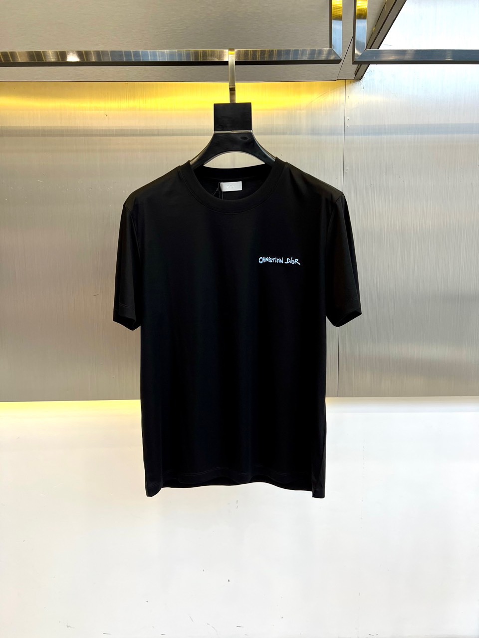 NO:426554,Dior, island cotton short-sleeved round neck T-shirt. Classic logo, the clothes feel soft and skin-friendly, visually exquisite, textured, noble, very simple and quality. It can be used as an inner layer in early spring, and can be worn alone in summer, and can be matched in various forms. The collision of colors and art, unique neutral tones, instantly illuminate your overall shape, a lapel design that combines classic and fashion, paired with eye-catching semi-zippers, demonstrates a unique taste and fashion attitude, simple without losing style. Just be business and casual, versatile and not picky!  48-56 (model 173, 143 catties upper body 50 sizes), Dior, T-shirt, tees, t-shirt, alexander wang19860909Dior、海岛棉短袖圆领T恤.经典标识,衣服触感柔软亲肤,视觉上很精致、有质感、高贵,非常简单也很显品质.早春可作为内搭,夏季可单独穿着,可以搭配出多种形式.色彩与艺术的碰撞,独特的中性色调,瞬间点亮你的整体造型,经典与时尚融合的翻领设计,搭配醒目半拉链,彰显独特品味与时尚态度,简约而不失格调.商务休闲俩即可,百搭不挑！48-56（模特173,143斤上身50码）,,dior,T-shirt,tees，t-shirt,alexander wang,Men's clothing