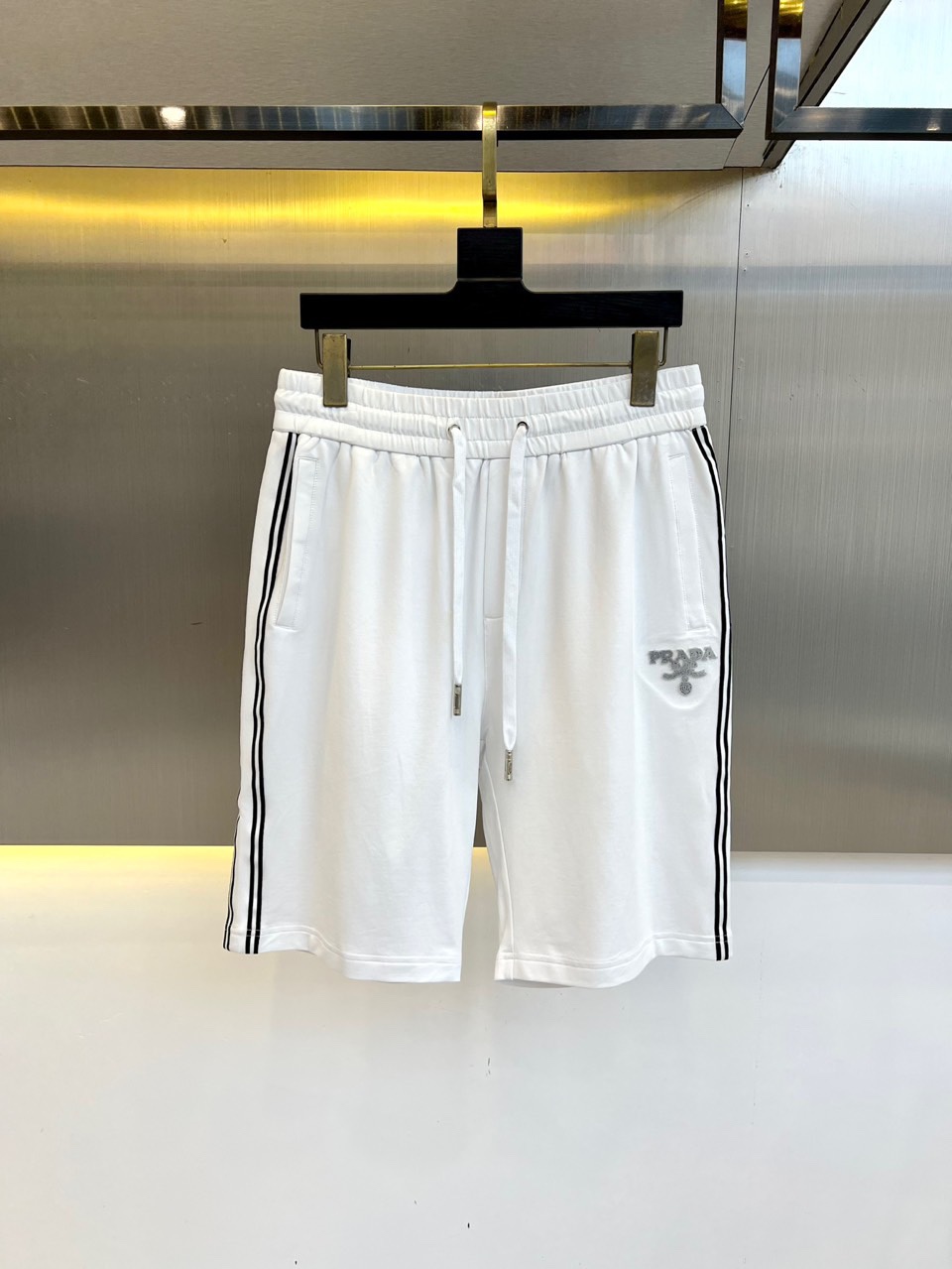 NO:413292,Prada and 2025ss summer new products are available for shorts!  The imported high-density knitted pure cotton material is smooth and simple, skin-friendly and refreshing. The softness and comfort of the fabric are impeccable, with high recognition, and there will be no mistakes in the upper body. The matching performance is undoubtedly the waist design, elastic elastic waist circumference modification!  Each piece of high-end craftsmanship determines success or failure!  Very good quality and a fashionable item!  M-3XL (order information height weight waist circumference), prada, shorts, alexander wang19860909普拉达、2025ss夏季新品发售短裤！甄选客供进口高密针织纯棉材质,平整简约,亲肤透爽.面料的柔软性舒适性也都是无可挑剔的,辨识度高,上身绝对不会出错,搭配性能更是毫无疑问,腰身设计松紧弹力腰围修饰！高端工艺每件决定成败！ 品质质感非常不错一款时尚单品！M-3XL（下单情报身高体重腰围）,,prada,shorts,alexander wang,Men's clothing