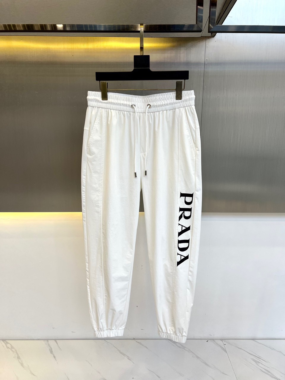 NO:413307,Prad, 2025 spring and summer new men's casual sports trousers. Made of imported knitted cotton, cotton 32 nylon 63, spandex 5, meticulous and smooth knitting technology, making the fabric crisp and stylish overall, and the color is also extremely firm!  The dense knitted texture inside has excellent moisture absorption and breathability, skin-friendly and comfortable, and can take into account the versatile styles for commuting all seasons!  Undoubted luxury!  The casual and versatile sports pants styles and elastic trouser legs are all the most popular fashion design styles at the moment. It can give you all the fashionable styles, and you will be handsome and stylish no matter how you match them!  48-56 (model 173, 143 catties upper body 50 sizes), prada, prada, alexander wang19860909Prad普拉、2025春夏新款男士休闲运动卫裤.选用客供进口针织棉布制成,棉32锦纶63,氨纶5,缜密平顺的针织工艺,使面料整体挺括有型,色泽同样也无比牢固！内里密实的针织肌理,贴身吸湿透气性优越,亲肤舒适不腻身,可兼顾四季通勤穿着的百搭款式！毋庸置疑的奢华档次！休闲百搭的运动裤装版型裁剪,裤脚松紧束口设计,都是当下最流行的时装款设计风格,它能给你所有时尚搭配造型,怎么搭都帅气有型！48-56（模特173,143斤上身50码）,,prada,prada,alexander wang,Men's clothing