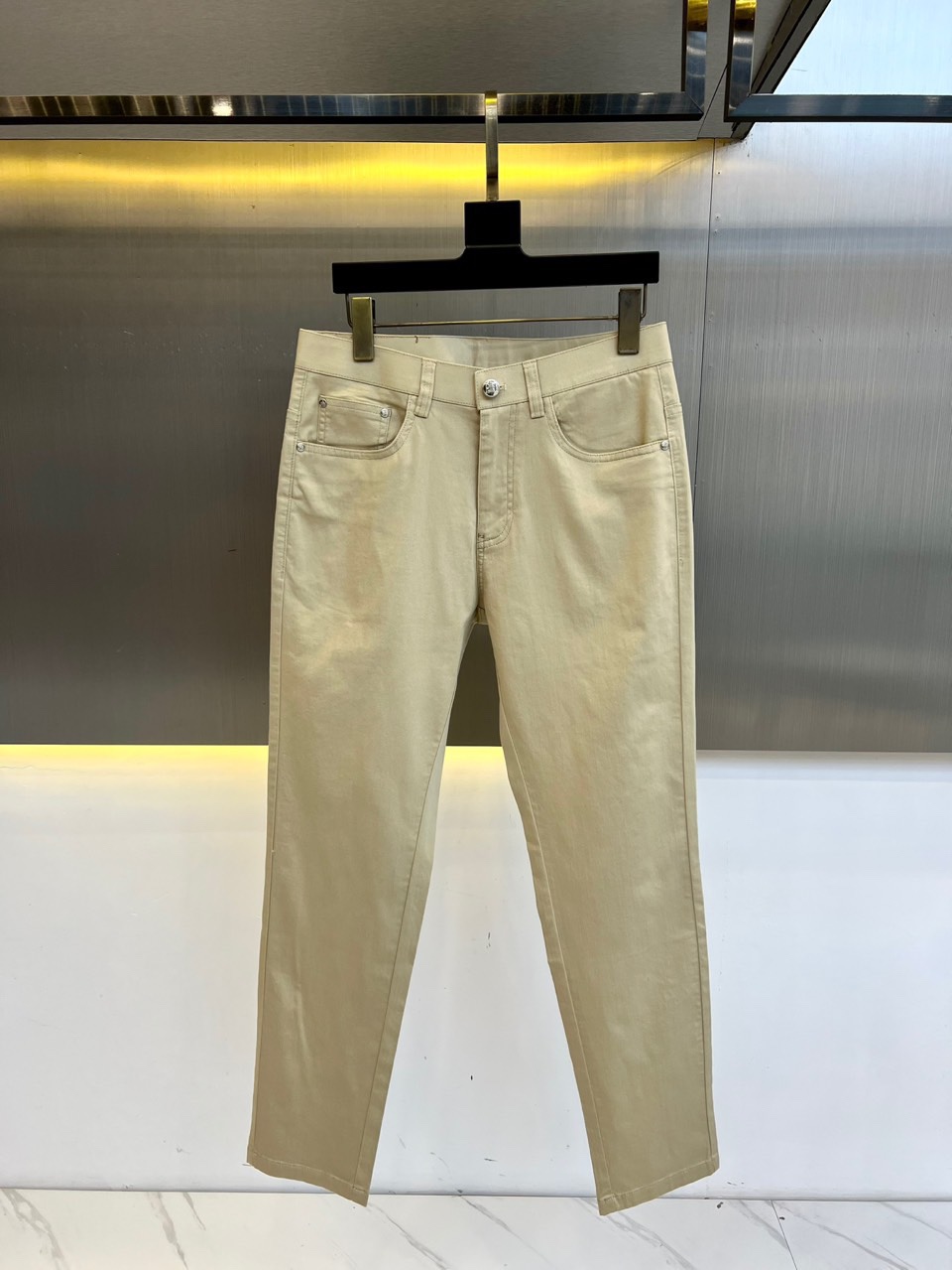 NO:413323,Prada and 25ss early spring new men's business casual pants, platinum-grade perfect quality, directly added to the new product, an extremely awesome micro-stretch fabric casual pants are rare in the industry in recent years. The quality craftsmanship, fabrics and accessories subvert the imagination, the details are exquisite and exquisite, and the original elastic cotton fabric is customized!  73.7 cotton, 24.8 lyceler, 1.5 spandex creates unruly and tough personality colors. The unique logo adds a lot of points, clever and exquisite. The tailoring and design continue the Italian modern simplicity and ability, bringing the tone of fashion aesthetics to the extreme. 29-38, no 37 (please report waist circumference if order), prada, alexander wang19860909普拉达、25ss早春新款男士商务休闲裤,白金级完美品相,直接入新品,极为牛掰的一款微弹面料休闲裤,是业界近年罕见的尤物,品质工艺与面料、辅件颠覆想象,细节相当精湛考究,定制原版弹力棉面料！73.7棉、24.8莱赛尔、1.5氨纶塑造出不羁和硬朗的个性色彩,独特的标志logo加分不少,巧妙而精致,剪裁与设计延续了意式的现代简洁与干练,将时装美学的基调发挥到极致.29-38,无37（下单请报腰围）,,prada,alexander wang,Men's clothing