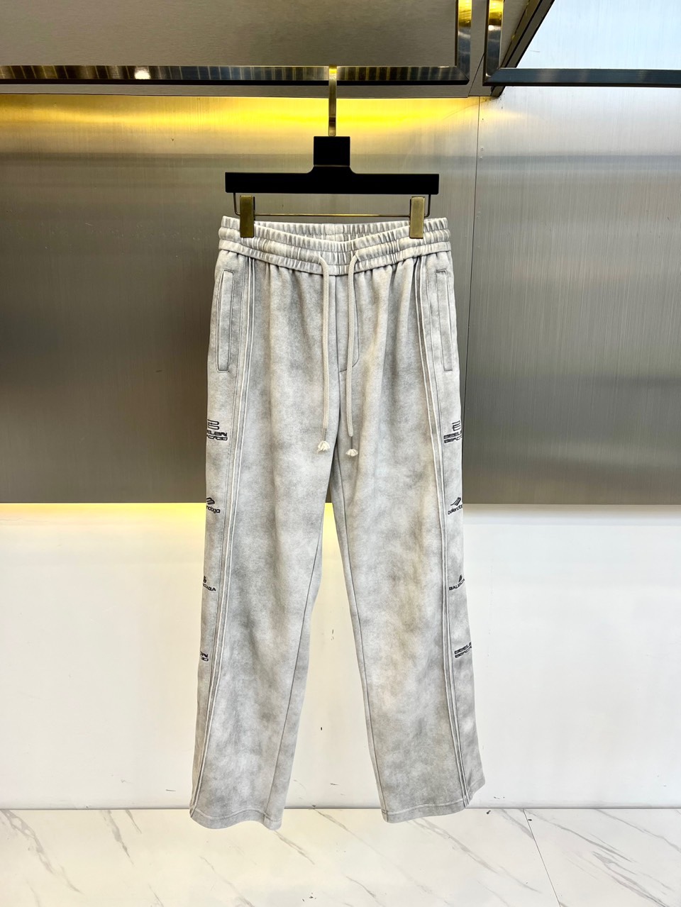 NO:413331,Balenciaga, 25 new products for men, loose wide-leg Paris dirty three-dimensional tailoring straight pants, washed with water, used dirty muddy trousers, and wardrobe. Loose style, using 460 grams of pure cotton fabric, used for old washing and becoming more natural, and you don't need to worry about fading or other issues. Comfortable upper body oversize version, finished product is washed and sprayed with monkey technology to make the overall look a bit dirty. Very distinctive, hand-worn, high street style, fashionable and cool to wear, and versatile quality is absolutely guaranteed!  A must-have for trendy people!  48-56 (please report height and weight by placing an order), ,balenciaga,balenciaga,versace,alexander wang19860909Balenciaga巴黎世家、25新品男士宽松阔腿巴黎脏立体剪裁直筒裤水洗做旧脏脏泥染长裤卫裤.宽松版型 采用460克纯棉面料 做旧水洗愈发自然的味道 根本不需要去担心什么褪色之类的问题 上身舒适 oversize版,成品做了水洗和喷马骝工艺让整体看着有点脏脏的感觉 非常有特色,手工磨破,高街风、穿起来又潮又酷、又百搭,品质绝对保证！潮人必备款！48-56（下单请报身高体重）,,balenciaga,balenciaga,versace,alexander wang,Men's clothing