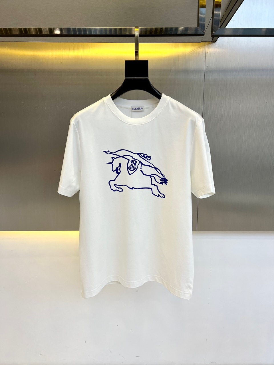 NO:413346,BBR, 2025 spring and summer men's new classic LOGO round neck short-sleeved T-shirt. Imported pure cotton fabric, (ice-sensing cotton) fabric feels silky and soft, breathable and skin-friendly, extremely comfortable to wear, and the overall texture is quite high!  The iconic logo logo on the chest of the garment is carefully crafted, with a regular slim-fitting cut design, both men and women can go up at will, easily concave to make you look slim and taller!  48-56 (model 173, 143 catties upper body 50 sizes), T-shirt,tees, t-shirt,alexander wang19860909BBR、2025春夏男士新款经典LOGO圆领短袖T恤.进口纯棉面料,（冰感棉）面料手感丝滑柔软,透气亲肤性极佳,着身无比的舒适,整体质感相当之高！衣身胸前标志性徽标Logo,精心打造,常规的修身型裁剪设计,男女都可随意上身,轻松凹出显瘦显高身型！48-56（模特173,143斤上身50码）,,T-shirt,tees，t-shirt,alexander wang,Men's clothing