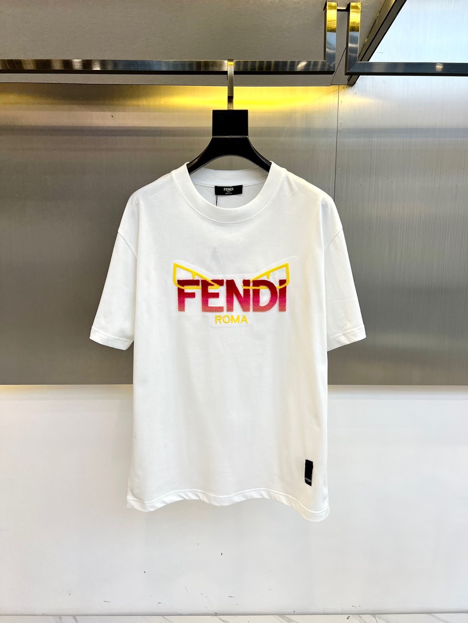 NO:416713,Fendi, 2025ss summer new product, classic color toothbrush embroidered logo round neck short-sleeved T-shirt for men’s chest!  High-quality channels!  Created with full marks of letter logo elements, a must-have style for high-end temperament, a single item with a very tone and charm!  Customer-supplied fixed-woven 120 double-strand double-yarn double-sided mercerated cotton fabric, high gram weight 180+, the fabric feels delicate and soft, it is very skin-friendly and breathable, and the upper body effect is more fashionable and stylish!  The front of the clothes is made of top-grade flocking embroidery technology, and the 2w needle high-density toothbrush embroidery pattern is thick and tight, and it will not be taken off easily if you wash it at will!  The upper body is comfortable and versatile!  48-56 (model 173, 143 catties upper body 50 sizes), fendi, fendi, T-shirt, tees, t-shirt, alexander wang19860909Fendi芬迪、2025ss夏季新品 男士胸前经典彩色牙刷绣logo圆领短袖t恤！渠道精品！满分的字母logo元素打造,高端气质型必入的极品款式,一款极具腔调感与魅力的单品！客供定织120支双股双纱双面丝光棉面料,高克重180+,面料触感细腻柔软,着穿非常的亲肤透气,上身效果更加时髦有型！衣身胸前采用顶级植绒绣工艺打造,2w针高密度牙刷绣图案,质感厚实牢密,随意机洗都不会轻易脱掉！上身舒适挺括百搭！48-56（模特173,143斤上身50码）,,fendi,fendi,T-shirt,tees，t-shirt,alexander wang,Men's clothing