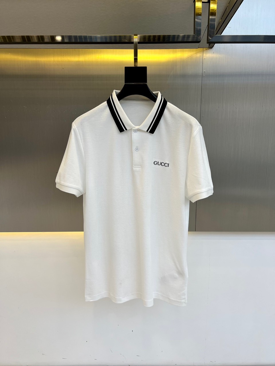 NO:416729,Gucci, 2025s classic iconic logo embellishment elements, classic fashion lapel, Polo shirt short sleeves, trading company channel orders, simple and elegant, fashionable and versatile, and the quality is even more unstriking!  Use imported custom-woven pure cotton bead mesh fabric, which is soft, straight, stylish, breathable and comfortable. The upper body has a good drooping feeling and is not easy to deform! It is even less likely to fade! A clean and refreshing basic POLO shirt style, a small and crisp pointed collar, stylish and fashionable, and the embroidered logo is a perfect combination of leisure and business!  Fashionable and versatile!  M-3X L (model 173, 143 catties upper body L size), gucci, T-shirt, alexander wang19860909Gucci、2025s经典标志性Logo点缀元素 经典时尚翻领 Polo衫短袖 ,贸易公司渠道订单,简约大气,时尚百搭,品相更是无法挑剔！选用客供进口定织纯棉珠地网眼面料,柔软挺阔有型、透气舒适.上身垂感好,不易变形!更不易褪色!干净清爽的基础 POLO衫版型,小巧而挺括的尖领有型又时尚,刺绣logo,休闲与商务完美结合！时尚百搭！M-3X L（模特173,143斤上身L码）,,gucci,T-shirt,alexander wang,Men's clothing