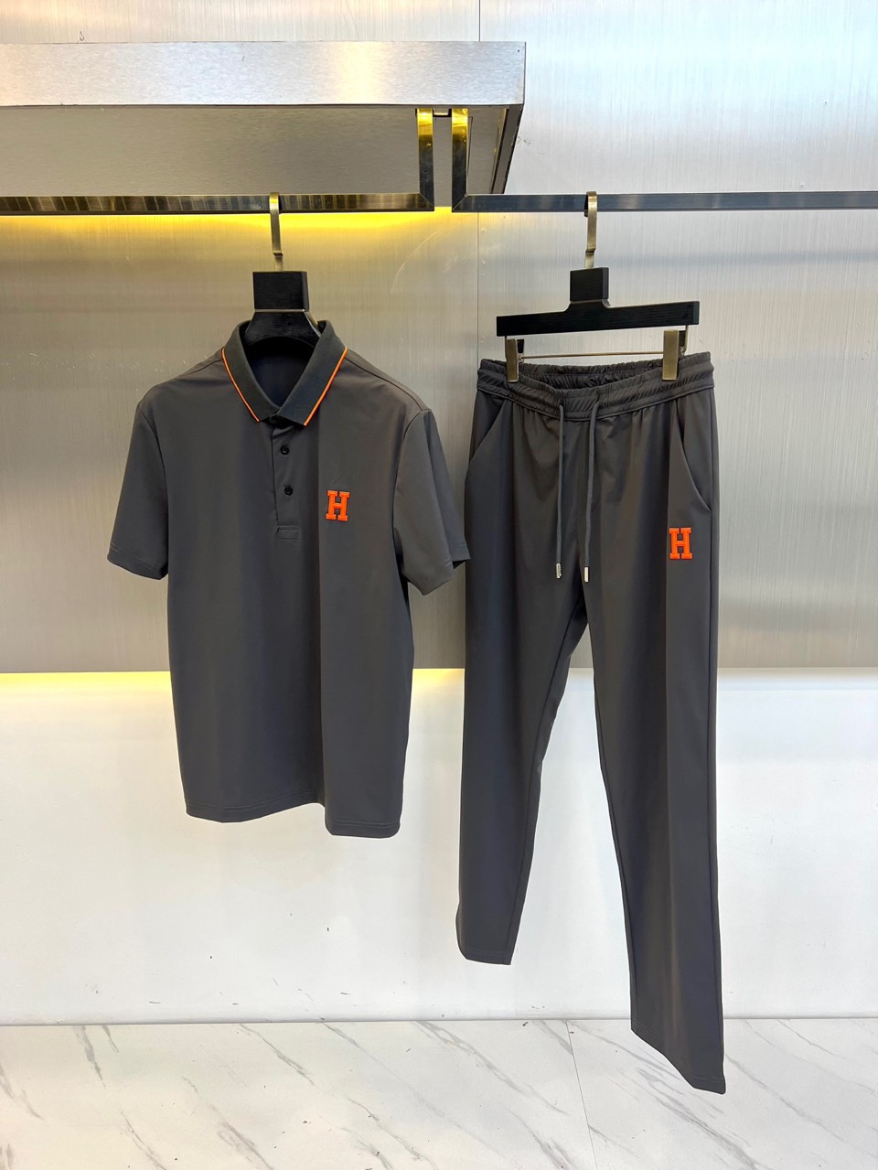 NO:416736,H Hermes, 25ss Spring and Summer New Set Polo Short Sleeve + Sleeves Imported Elastic Quick-Drying Fabric on all sides, with uniform and delicate lines inside, dense and not messy, showing the style of the big factory. The fabric is soft and delicate, and is quite comfortable. It is easy to wear and easy to handle and dry and breathable without touching the body. The texture is light and the upper body is pressure-free and as if you can breathe. Whether it is wiring or cutting to hardware configuration, it is the highest level of craftsmanship, and the details in each place are meticulous and very exquisite!  The minimalist style has a grand structure, natural, highly recognizable, and there is no doubt about the matching performance of the upper body!  48-56 (model 173, 143 catties upper body 50 sizes), hermes, T-shirt, alexander wang19860909H爱马仕、25ss春夏新品套装polo短袖+卫裤进口四面弹力速干面料,内里包边走线均匀细致,密而不乱彰显大厂做派.面料,柔软细腻,挺阔舒适.细腻好穿易打理干爽透气不沾身.质感轻盈上身无压感仿佛会呼吸一般.无论是走线,还是裁剪到五金的配置,都是走的最高级别的工艺等级,每一处的细节都是一丝不苟,相当考究！极简的风格构造大气,自然,辨识度高,上身绝对不会出错搭配性能更是毫无疑问！48-56（模特173,143斤上身50码）,,hermes,T-shirt,alexander wang,Men's clothing