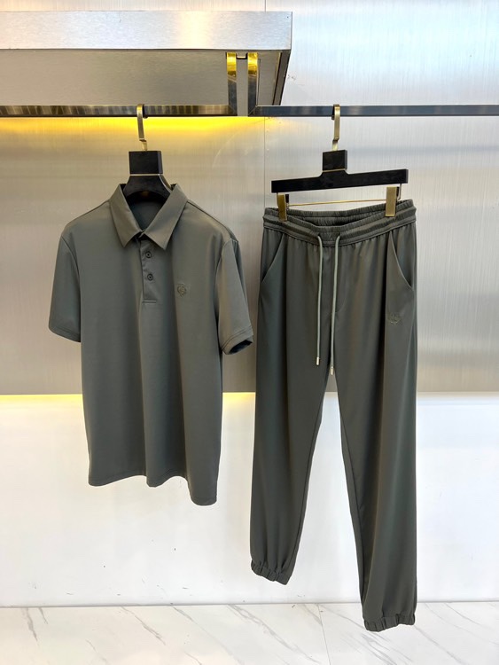 NO:416743,Loro Piana, 25ss Spring and Summer New Set Polo Short Sleeve + Sleeves Imported Elastic Quick-Drying Fabric, with uniform and detailed lines inside, dense and not messy, showing the style of the factory. The fabric is soft and delicate, and is quite comfortable. It is easy to wear and easy to handle and dry and breathable without touching the body. The texture is light and the upper body is pressure-free and as if you can breathe. Whether it is wiring or cutting to hardware configuration, it is the highest level of craftsmanship, and the details in each place are meticulous and exquisite!  The minimalist style has a grand structure, natural, highly recognizable, and there is no doubt about the matching performance of the upper body!  48-56 (model 173, 143 catties upper body 50 sizes), loro piana, T-shirt, alexander wang19860909Loro Piana诺悠翩雅、25ss春夏新品套装polo短袖+卫裤进口四面弹力速干面料,内里包边走线均匀细致,密而不乱彰显大厂做派.面料,柔软细腻,挺阔舒适.细腻好穿易打理干爽透气不沾身.质感轻盈上身无压感仿佛会呼吸一般.无论是走线,还是裁剪到五金的配置,都是走的最高级别的工艺等级,每一处的细节都是一丝不苟,相当考究！极简的风格构造大气,自然,辨识度高,上身绝对不会出错搭配性能更是毫无疑问！48-56（模特173,143斤上身50码）,,loro piana,T-shirt,alexander wang,Men's clothing