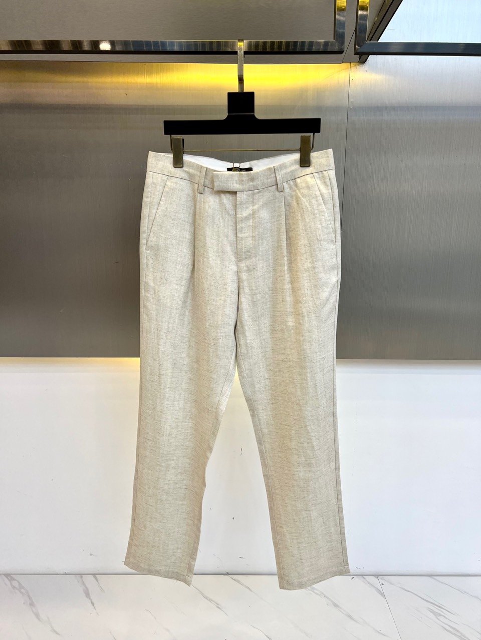 NO:416750,Loro Piana, 25SS spring and summer new Tianshi cotton blend casual pants, selected customized 50 Tianshi 50 linen blend material, woven in golden proportions, special process, not easy to wrinkle, making the fabric both soft and shiny and unique dry and generous!  The touch is as gentle as the spring breeze blows on your face, as if every inch of your skin is enjoying the gentle caress!  In addition to comfort, it should not be underestimated in terms of fashion. The classic badge embroidery design in the front and the metal nameplate decoration in the back pocket show the brand identity in the details and strongly reflect the overall luxury and high-end feeling!  30-40 (No 37.39) (Please report height, weight, waist circumference by placing an order), loro piana, gold, alexander wang19860909Loro Piana、25SS春夏新款天丝棉混纺休闲裤,精选客供定制50天丝50亚麻混纺材质,以黄金比例织造而成,特殊工艺处理、不易有褶皱、使得面料既有丝的柔美光泽,又具有天丝特有的干爽挺阔！触感轻柔得如同春风拂面,仿佛每一寸肌肤都在享受着温柔的抚摸！而除了舒适之外,在时尚方面也同样不容小觑,前幅的经典徽章刺绣设计,搭配后兜的金属铭牌装饰,于细节之处即彰显了品牌身份又强烈体现出整体的奢华与高级感！30-40（无37.39）（下单请报身高体重腰围）,,loro piana,gold,alexander wang,Men's clothing