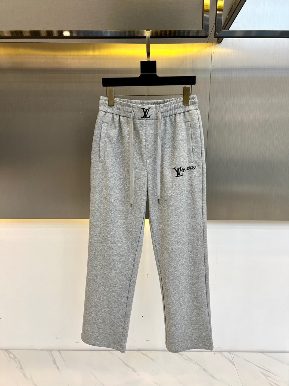 NO:416757,LV and 25s spring and summer new men's drawstring casual embroidered sports sweatpants are newly released. The details are meticulous, creating the evergreen tree's evergreen without getting greasy and comfortable and versatile. As one of the fashionable items that men can wear at any time and anywhere, the simple design of casual pants is combined with high-end fabrics, fine embellishments, and three-dimensional tailoring, so that you can avoid being too mature and stable, but more self-indulgent and personality. The imported long velvet cotton fabric is customized, and the sag behind the upper body is also very good. The three-dimensional tailoring is straight and the upper body is produced by the original manufacturer, and the perfect quality is shipped!  48-56 (please report waist size by ordering), louis vuitton,alexander wang19860909LV、25s春夏新品男士抽绳休闲刺绣运动卫裤,全新发布新款定制,细节一丝不苟,打造出了常青树的百看不腻以及舒适百搭.休闲运动裤作为随时随地男人都能穿搭的时尚单品之一,休闲裤简洁的设计配合高档面料,细节点缀,立体剪裁,让你避免太过于成熟稳重,而是多了几分自我和个性.进口长绒精棉面料定制打造,上身后垂度也非常好,立体剪裁上身挺拔,原厂原单出品,完美品相出货！48-56（下单请报腰围尺寸）,,louis vuitton,alexander wang,Men's clothing
