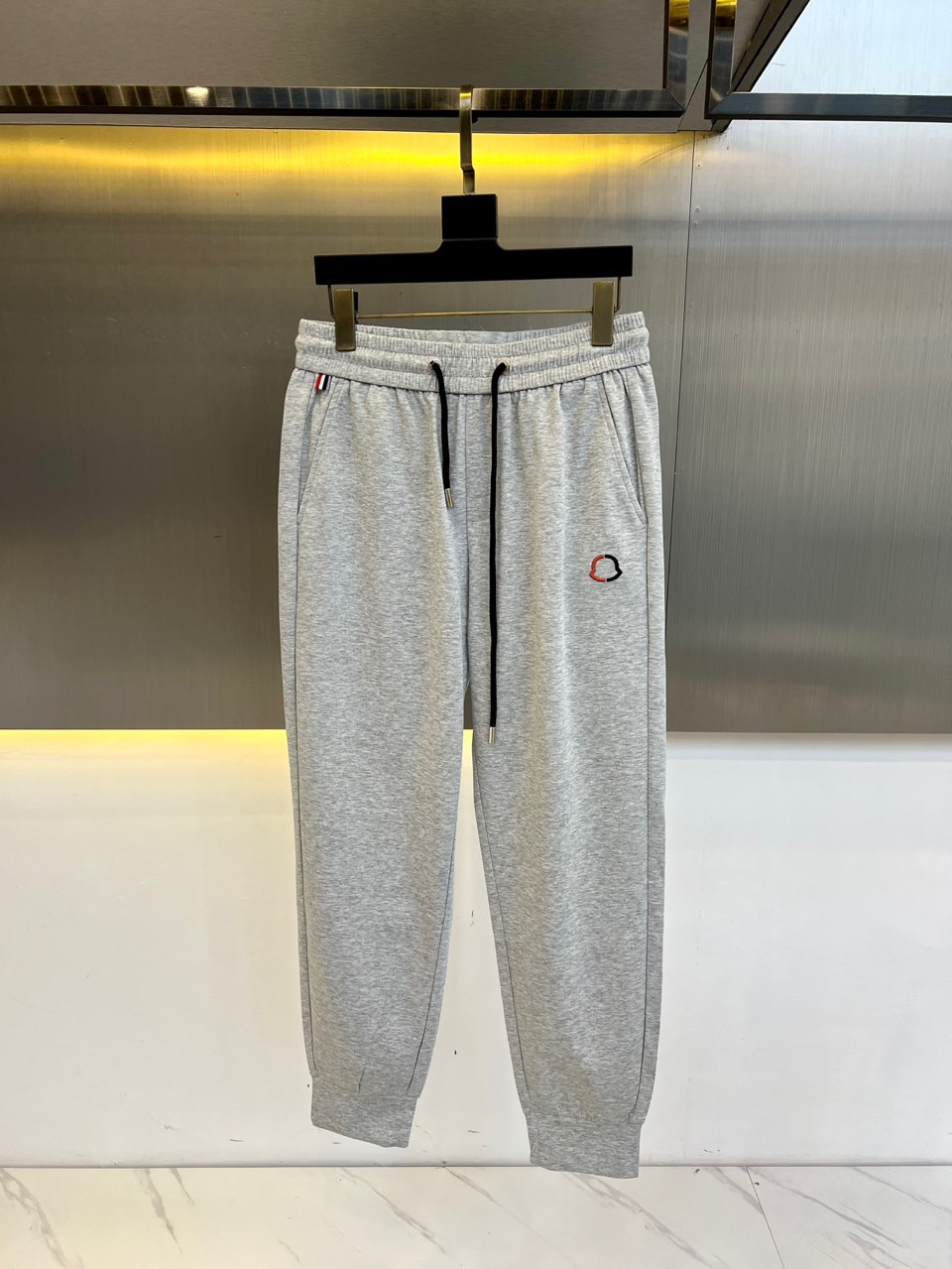 NO:416764,The new men's drawstring casual embroidered sports pants for spring and summer, a new customization is released, with meticulous details, creating the evergreen tree's evergreen without being greasy and comfortable and versatile. As one of the fashionable items that men can wear at any time and anywhere, the simple design of casual pants is combined with high-end fabrics, fine embellishments, and three-dimensional tailoring, so that you can avoid being too mature and stable, but more self-centered and personalized. The imported long velvet cotton fabric is customized, and the sag behind the upper body is also very good. The three-dimensional tailoring is straight and the upper body is produced by the original manufacturer, and the perfect quality is shipped!  48-56 (please report waist size by placing an order), Moncler, alexander wang19860909蒙口、25s春夏新品男士抽绳休闲刺绣运动卫裤,全新发布新款定制,细节一丝不苟,打造出了常青树的百看不腻以及舒适百搭.休闲运动裤作为随时随地男人都能穿搭的时尚单品之一,休闲裤简洁的设计配合高档面料,细节点缀,立体剪裁,让你避免太过于成熟稳重,而是多了几分自我和个性.进口长绒精棉面料定制打造,上身后垂度也非常好,立体剪裁上身挺拔,原厂原单出品,完美品相出货！48-56（下单请报腰围尺寸）,,Moncler,alexander wang,Men's clothing