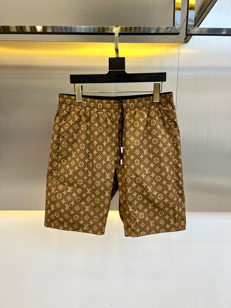 NO:416778,LV, 2025ss summer new products are available for shorts!  It is rare to see double-sided shorts on the market, and the customized fabrics are selected for customers to supply imported, which are flat and simple, skin-friendly and refreshing. The softness and comfort of the fabric are impeccable, with high recognition, and there will be no mistakes in the upper body. The matching performance is undoubtedly the waist design, elastic elastic waist circumference modification!  Each piece of high-end craftsmanship determines success or failure!  Very good quality and a fashionable item!  Easy to control men's size M-4XL (order information about height weight waist circumference), louis vuitton, shorts, alexander wang19860909LV、2025ss夏季新品发售短裤！市场难得一见的双面穿短裤、甄选客供进口定制面料,平整简约,亲肤透爽.面料的柔软性舒适性也都是无可挑剔的,辨识度高,上身绝对不会出错,搭配性能更是毫无疑问,腰身设计松紧弹力腰围修饰！高端工艺每件决定成败！ 品质质感非常不错一款时尚单品！轻松驾驭200斤以上男士、尺码M-4XL（下单情报身高体重腰围）,,louis vuitton,shorts,alexander wang,Men's clothing