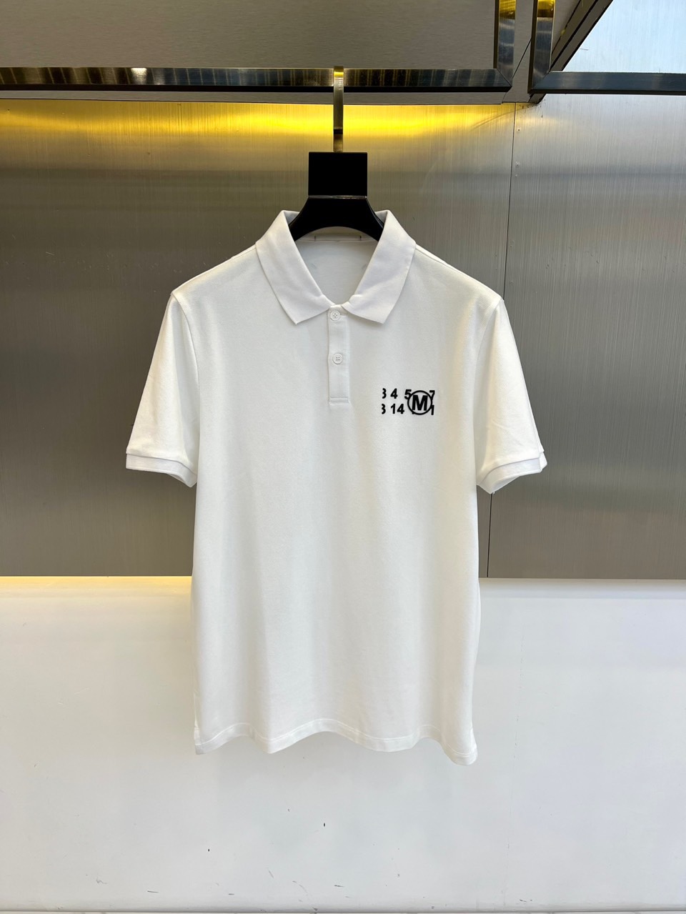 NO:416730,Majila, 2025s classic iconic logo embellishment elements, classic fashion lapel, Polo shirt short sleeves, trading company channel orders, simple and elegant, fashionable and versatile, and the quality is even more unstriking!  Use imported custom-woven pure cotton bead mesh fabric, which is soft, straight, stylish, breathable and comfortable. The upper body has a good drooping feeling and is not easy to deform! It is even less likely to fade! A clean and refreshing basic POLO shirt style, a small and crisp pointed collar, stylish and fashionable, perfectly combining casual and business!  Fashionable and versatile!  M-4XL (model 173, 143 catties upper body L size),,masion margiela,T-shirt,alexander wang19860909马吉拉、2025s经典标志性Logo点缀元素 经典时尚翻领 Polo衫短袖 ,贸易公司渠道订单,简约大气,时尚百搭,品相更是无法挑剔！选用客供进口定织纯棉珠地网眼面料,柔软挺阔有型、透气舒适.上身垂感好,不易变形!更不易褪色!干净清爽的基础 POLO衫版型,小巧而挺括的尖领有型又时尚,休闲与商务完美结合！时尚百搭！M-4XL（模特173,143斤上身L码）,,masion margiela,T-shirt,alexander wang,Men's clothing