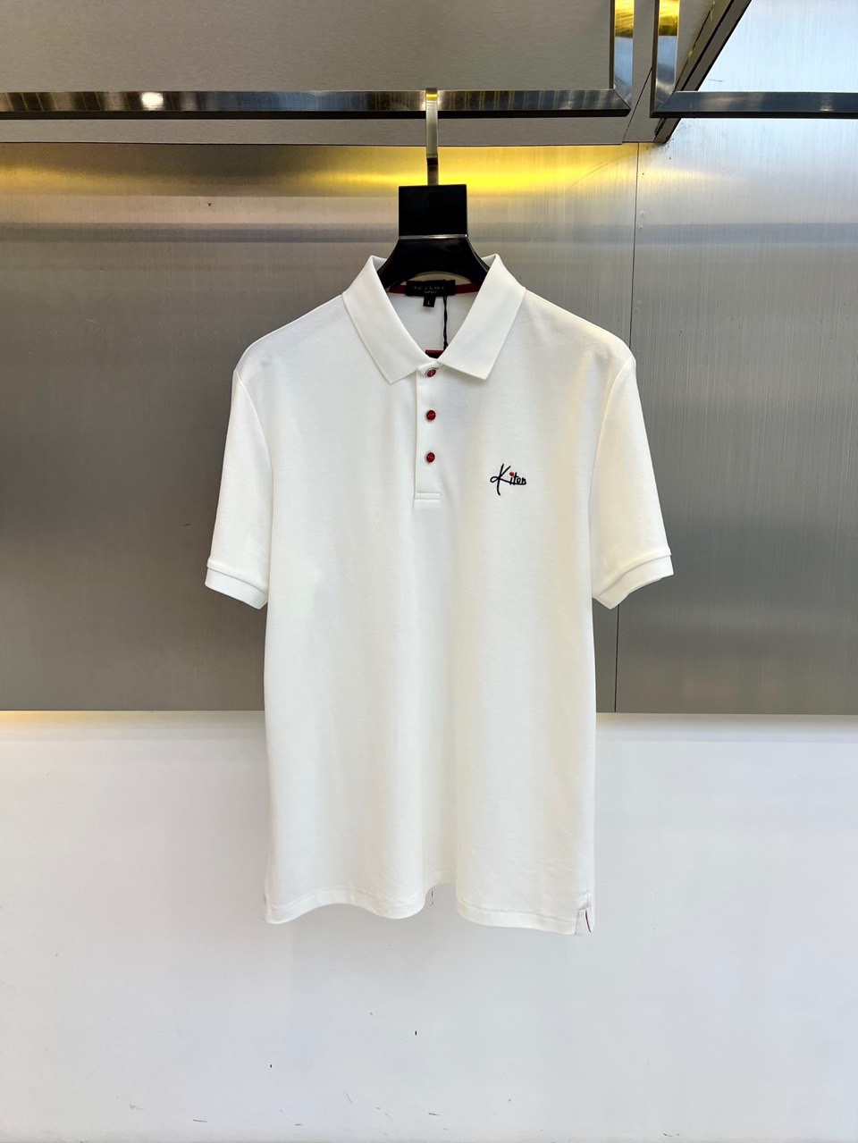 NO:416738,ktion, 2025s classic iconic logo embellishment elements, classic fashion lapel, Polo shirt short sleeves, trading company channel orders, simple and elegant, fashionable and versatile, and the quality is even more unstriking!  Use imported custom-woven pure cotton bead mesh fabric, which is soft, straight, stylish, breathable and comfortable. The upper body has a good drooping feeling and is not easy to deform! It is even less likely to fade! A clean and refreshing basic POLO shirt style, a small and crisp pointed collar, stylish and fashionable, perfectly combining casual and business!  Fashionable and versatile!  M-4XL (model 173, 143 catties upper body L size), T-shirt, alexander wang19860909ktion、2025s经典标志性Logo点缀元素 经典时尚翻领 Polo衫短袖 ,贸易公司渠道订单,简约大气,时尚百搭,品相更是无法挑剔！选用客供进口定织纯棉珠地网眼面料,柔软挺阔有型、透气舒适.上身垂感好,不易变形!更不易褪色!干净清爽的基础 POLO衫版型,小巧而挺括的尖领有型又时尚,休闲与商务完美结合！时尚百搭！M-4XL（模特173,143斤上身L码）,,T-shirt,alexander wang,Men's clothing