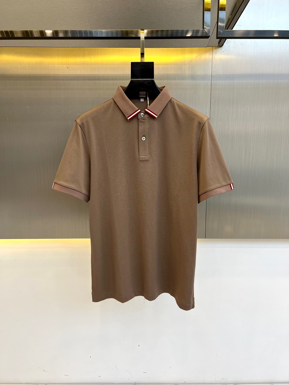 NO:416744,Barley, 2025s classic fashion lapel Polo shirt short sleeves, trading company channel orders, simple and elegant, fashionable and versatile, and the quality is even more unstriking!  Use imported custom-woven pure cotton bead mesh fabric, which is soft, straight, stylish, breathable and comfortable. The upper body has a good drooping feeling and is not easy to deform! It is even less likely to fade! A clean and refreshing basic POLO shirt style, a small and crisp pointed collar, stylish and fashionable, perfectly combining casual and business!  Fashionable and versatile!  M-4X L (model 173, 143 catties upper body L size), T-shirt, alexander wang19860909巴莉、2025s经典时尚翻领 Polo衫短袖 ,贸易公司渠道订单,简约大气,时尚百搭,品相更是无法挑剔！选用客供进口定织纯棉珠地网眼面料,柔软挺阔有型、透气舒适.上身垂感好,不易变形!更不易褪色!干净清爽的基础 POLO衫版型,小巧而挺括的尖领有型又时尚,休闲与商务完美结合！时尚百搭！M-4X L（模特173,143斤上身L码）,,T-shirt,alexander wang,Men's clothing