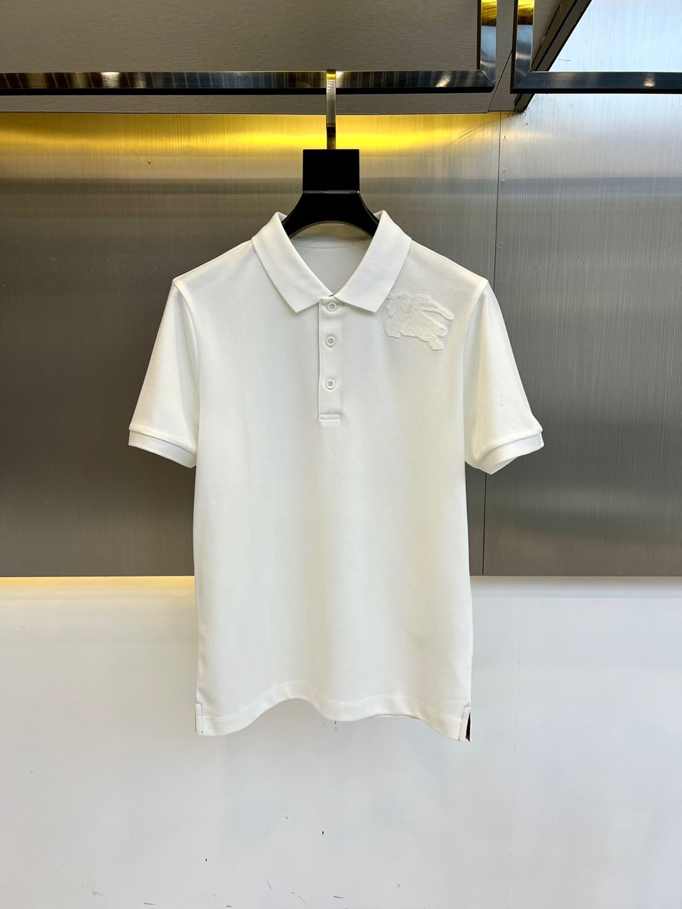 NO:416759,Burberry, 2025s classic iconic logo embellishment elements, classic fashion lapel, Polo shirt short sleeves, trading company channel orders, simple and elegant, fashionable and versatile, and the quality is even more unstriking!  Use imported custom-woven pure cotton bead mesh fabric, which is soft, straight, stylish, breathable and comfortable. The upper body has a good drooping feeling and is not easy to deform! It is even less likely to fade! A clean and refreshing basic POLO shirt style, a small and crisp pointed collar, stylish and fashionable, perfectly combining casual and business!  Fashionable and versatile!  M-4XL (model 173, 143 catties upper body L size), burberry, T-shirt, alexander wang19860909巴宝莉、2025s经典标志性Logo点缀元素 经典时尚翻领 Polo衫短袖 ,贸易公司渠道订单,简约大气,时尚百搭,品相更是无法挑剔！选用客供进口定织纯棉珠地网眼面料,柔软挺阔有型、透气舒适.上身垂感好,不易变形!更不易褪色!干净清爽的基础 POLO衫版型,小巧而挺括的尖领有型又时尚,休闲与商务完美结合！时尚百搭！M-4XL（模特173,143斤上身L码）,,burberry,T-shirt,alexander wang,Men's clothing