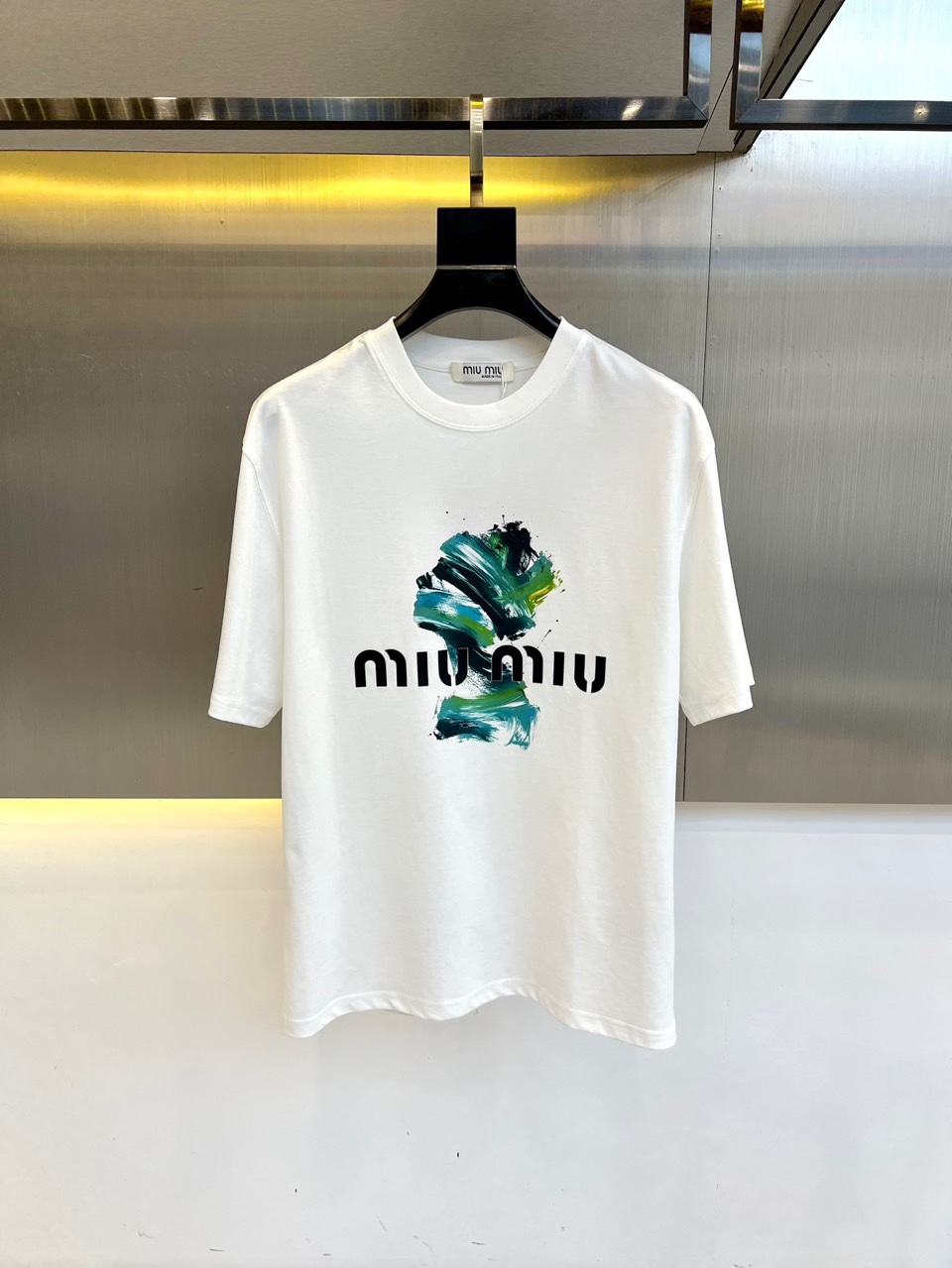 NO:416766,Miumiu, a new short-sleeved T-shirt for spring and summer 2025, is available for sale. It uses imported European cotton fabric, Wen Ru is soft, delicate and soft, and the upper body is naturally comfortable and cool, and the classic logo pattern contrasts in color and fashionable three-dimensional. The color is very clear, highlighting the overall styling and slimming feeling. The overall craftsmanship line is really impeccable!  48-56 (model 173, 140 catties upper body 50 sizes), miumiu, T-shirt, tees, t-shirt, alexander wang19860909miumiu、2025春夏新品发售新品短袖T恤.采用进口欧棉面料,温儒柔软 细腻柔软 上身自然是舒适 凉爽,经典logo图案撞色时尚立体.颜色十分清晰,非常的凸显整体的造型感以及修身上身感 整体的工艺车线真的是无可挑剔！48-56（模特173,140斤上身50码）,,miumiu,T-shirt,tees，t-shirt,alexander wang,Men's clothing