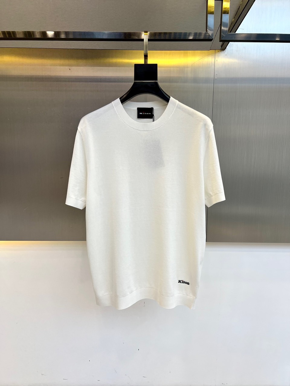 NO:416780,ktion, men's spring and summer new classic embroidered men's casual round neck short-sleeved T-shirt. Newly successful men's new favorite, super comfortable and ultra-thin round neck sweater!  The comfortable and body feel of the sweater is far better than that of the T-shirt. It can be worn in one single base for four seasons. The 16-needle computer flatbed is precision woven, using 100 4-strand Egyptian cotton, creating an impeccable light business casual sweater. Classic black and white stripes, plus the maroon three-dimensional drum wave contrasting color. The details show the quality!  16-pin fine and flat stitches give the clothes a high-quality texture, and they are comfortable and skin-friendly to wear. 100 4-strand Egyptian cotton yarns are derived from Egypt's high-quality long-length cotton, soft and breathable, draped. The classic stripe design is simple without losing its style. 48-56 (model 173, 143 catties upper body 50 sizes), T-shirt,tees, t-shirt,alexander wang19860909ktion、男装春夏季新款经典刺绣男士休闲撞圆领短袖T恤衫.新晋成功男士新宠、超舒适超薄圆领针织衫 ！针织衫舒适体感远超T恤 打底单穿四季可搭 16针电脑横机精密织造,采用100支4股埃及棉,成就一件无可挑剔的轻商务休闲针织衫 经典的黑白条纹 加上枣红色立体鼓波撞色 细节之处,尽显品质！ 16针细腻平整的针脚,赋予衣物高级质感,贴身穿着舒适亲肤.100支4股埃及棉纱线源自埃及的优质长绒棉,柔软透气,垂坠感 经典条纹设计简约而不失格调.48-56（模特173,143斤上身50码）,,T-shirt,tees，t-shirt,alexander wang,Men's clothing