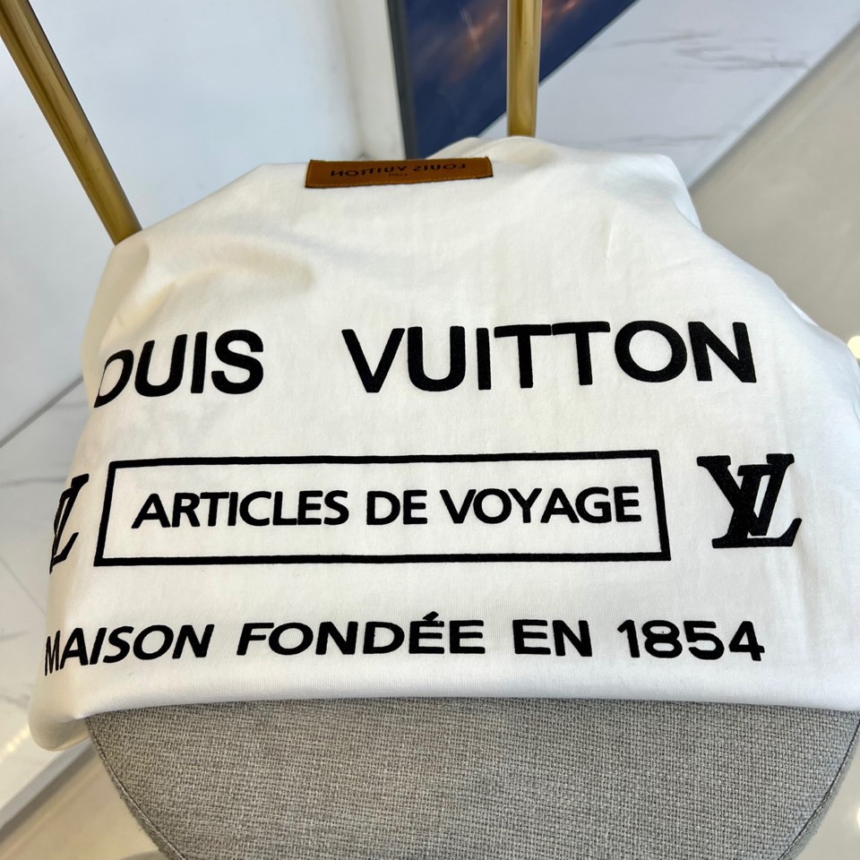 P105（顶级版本 区别通货）
2025 LV/路易威登  夏季新款  重磅推出双纱纯棉面料短袖 春夏走秀款 个性独家款式 男女同款 采用进口定制定染面料 后领锁链底全包肩 过水不变形不缩水 春夏最新砖柜同步 时尚又个性 超级百搭好看款  男女都非常合适  人手必备款 春夏最新砖柜同步 时尚又个性 超级百搭好看款 春夏最新砖柜同步 时尚又个性 超级百搭好看款  男女都非常合适  人手必备款。
颜色：白色 黑色
码数：M-3XL（下单请报身高体重）