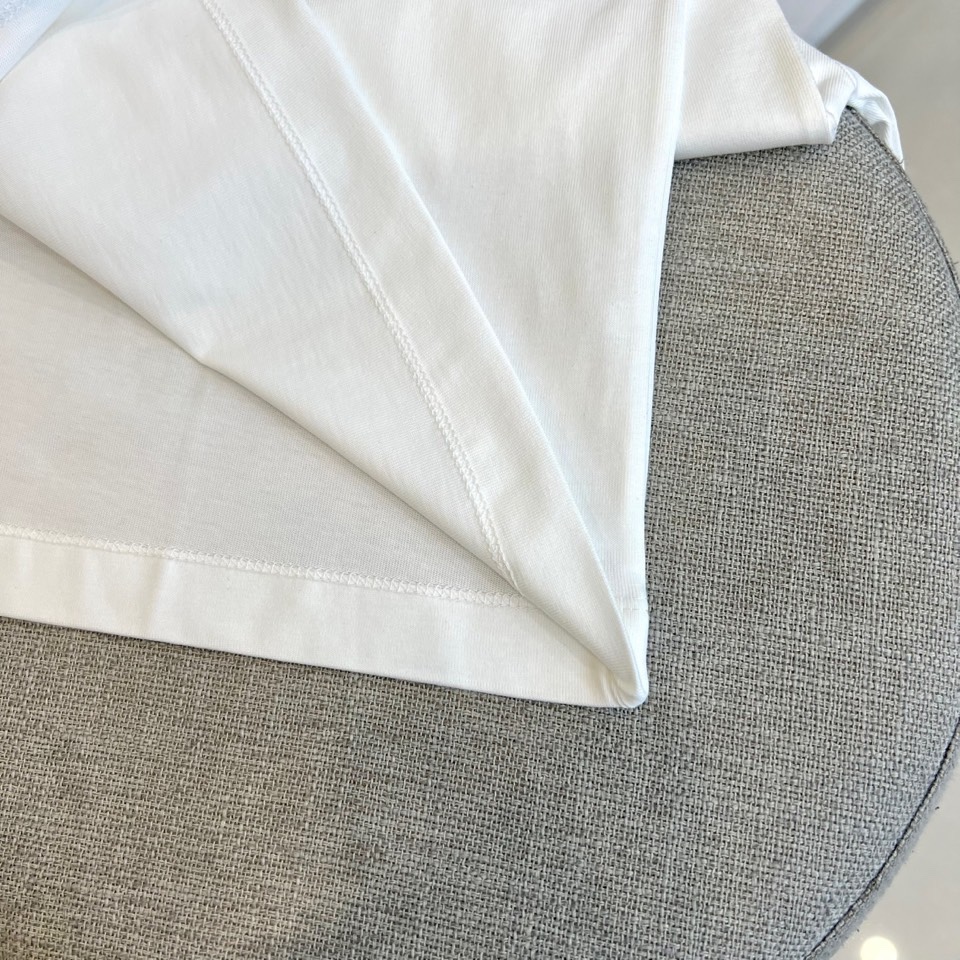 P105（顶级版本 区别通货）
2025 LV/路易威登  夏季新款  重磅推出双纱纯棉面料短袖 春夏走秀款 个性独家款式 男女同款 采用进口定制定染面料 后领锁链底全包肩 过水不变形不缩水 春夏最新砖柜同步 时尚又个性 超级百搭好看款  男女都非常合适  人手必备款 春夏最新砖柜同步 时尚又个性 超级百搭好看款 春夏最新砖柜同步 时尚又个性 超级百搭好看款  男女都非常合适  人手必备款。
颜色：白色 黑色
码数：M-3XL（下单请报身高体重）
