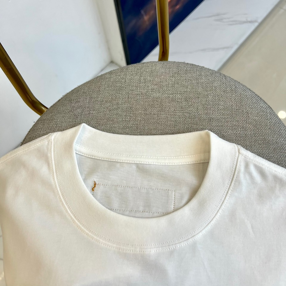 P105（顶级版本 区别通货）
2025 LV/路易威登  夏季新款  重磅推出双纱纯棉面料短袖 春夏走秀款 个性独家款式 男女同款 采用进口定制定染面料 后领锁链底全包肩 过水不变形不缩水 春夏最新砖柜同步 时尚又个性 超级百搭好看款  男女都非常合适  人手必备款 春夏最新砖柜同步 时尚又个性 超级百搭好看款 春夏最新砖柜同步 时尚又个性 超级百搭好看款  男女都非常合适  人手必备款。
颜色：白色 黑色
码数：M-3XL（下单请报身高体重）