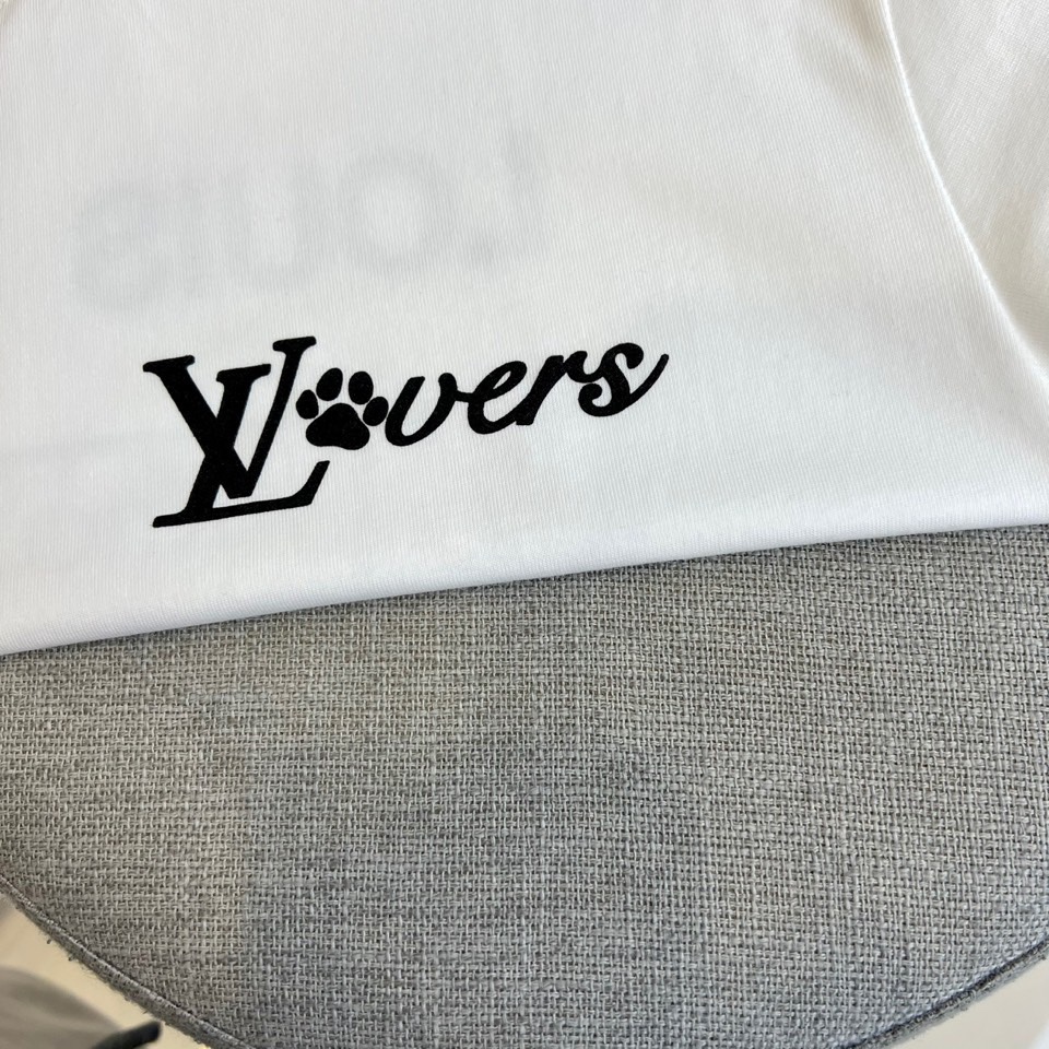 P105（顶级版本 区别通货）
2025 LV/路易威登  夏季新款  重磅推出双纱纯棉面料短袖 春夏走秀款 个性独家款式 男女同款 采用进口定制定染面料 后领锁链底全包肩 过水不变形不缩水 春夏最新砖柜同步 时尚又个性 超级百搭好看款  男女都非常合适  人手必备款 春夏最新砖柜同步 时尚又个性 超级百搭好看款 春夏最新砖柜同步 时尚又个性 超级百搭好看款  男女都非常合适  人手必备款。
颜色：白色 黑色
码数：M-3XL（下单请报身高体重）