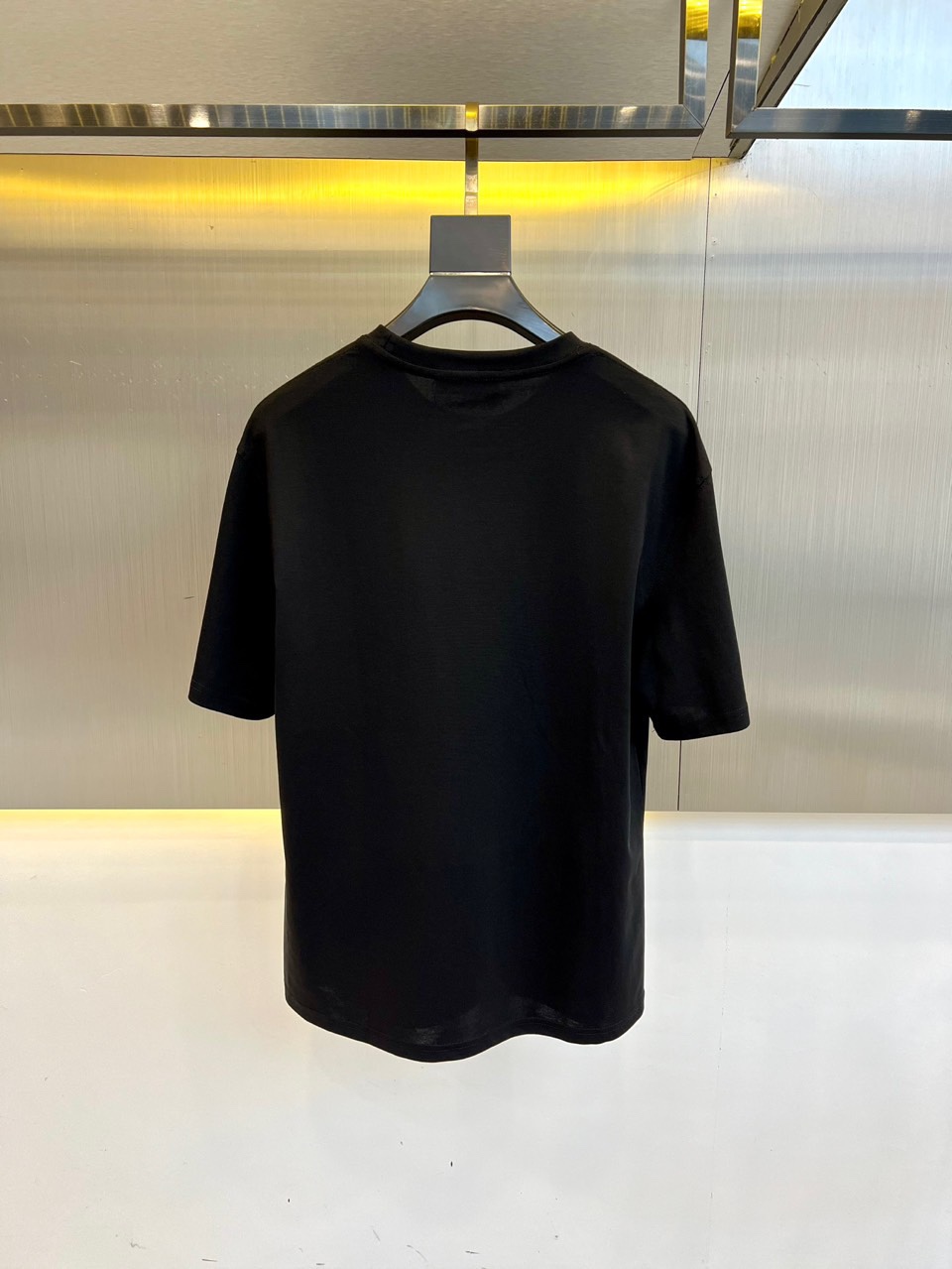 P105（顶级版本 区别通货）
2025 Hermès/爱马仕 夏季新款  重磅推出双纱纯棉面料短袖 春夏走秀款 个性独家款式 男女同款 采用进口定制定染面料 后领锁链底全包肩 过水不变形不缩水 春夏最新砖柜同步 时尚又个性 超级百搭好看款  男女都非常合适  人手必备款 春夏最新砖柜同步 时尚又个性 超级百搭好看款 春夏最新砖柜同步 时尚又个性 超级百搭好看款  男女都非常合适  人手必备款。
颜色：白色 黑色
码数：M-3XL（下单请报身高体重）