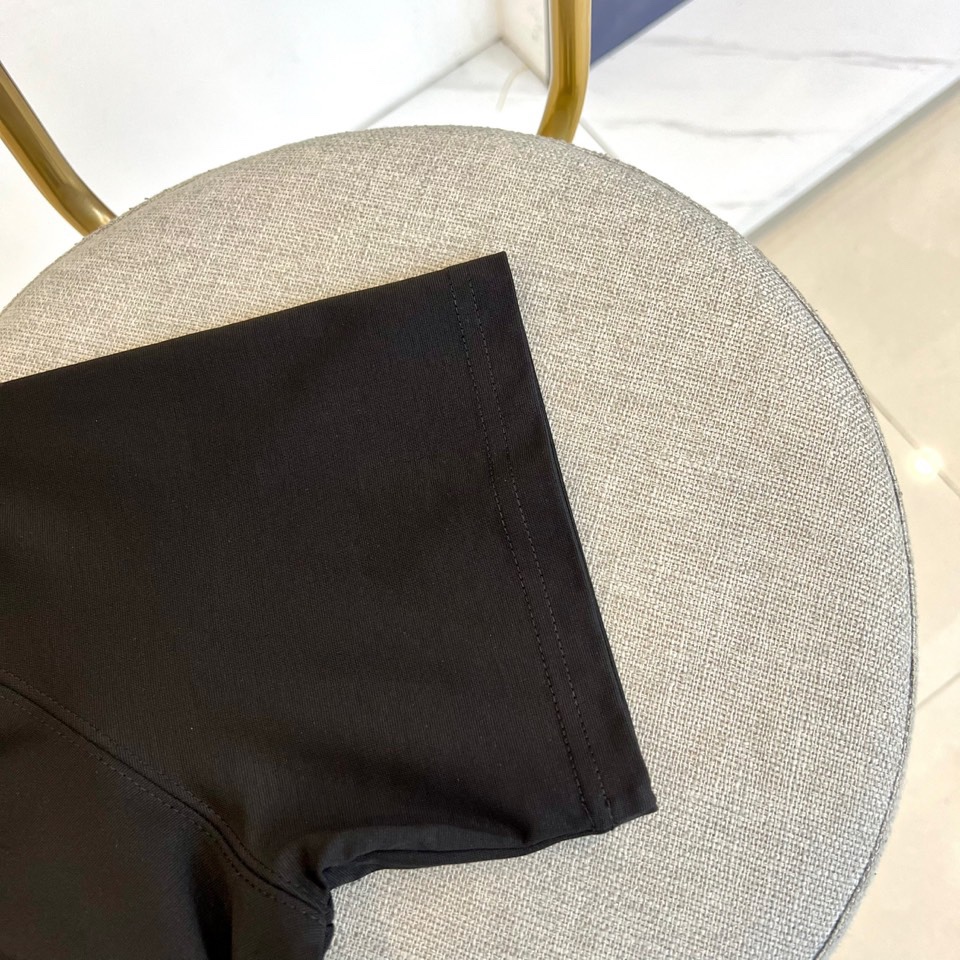 P105（顶级版本 区别通货）
2025 Hermès/爱马仕 夏季新款  重磅推出双纱纯棉面料短袖 春夏走秀款 个性独家款式 男女同款 采用进口定制定染面料 后领锁链底全包肩 过水不变形不缩水 春夏最新砖柜同步 时尚又个性 超级百搭好看款  男女都非常合适  人手必备款 春夏最新砖柜同步 时尚又个性 超级百搭好看款 春夏最新砖柜同步 时尚又个性 超级百搭好看款  男女都非常合适  人手必备款。
颜色：白色 黑色
码数：M-3XL（下单请报身高体重）