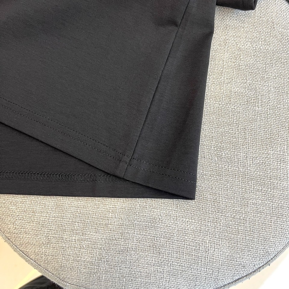 P105（顶级版本 区别通货）
2025 Hermès/爱马仕 夏季新款  重磅推出双纱纯棉面料短袖 春夏走秀款 个性独家款式 男女同款 采用进口定制定染面料 后领锁链底全包肩 过水不变形不缩水 春夏最新砖柜同步 时尚又个性 超级百搭好看款  男女都非常合适  人手必备款 春夏最新砖柜同步 时尚又个性 超级百搭好看款 春夏最新砖柜同步 时尚又个性 超级百搭好看款  男女都非常合适  人手必备款。
颜色：白色 黑色
码数：M-3XL（下单请报身高体重）