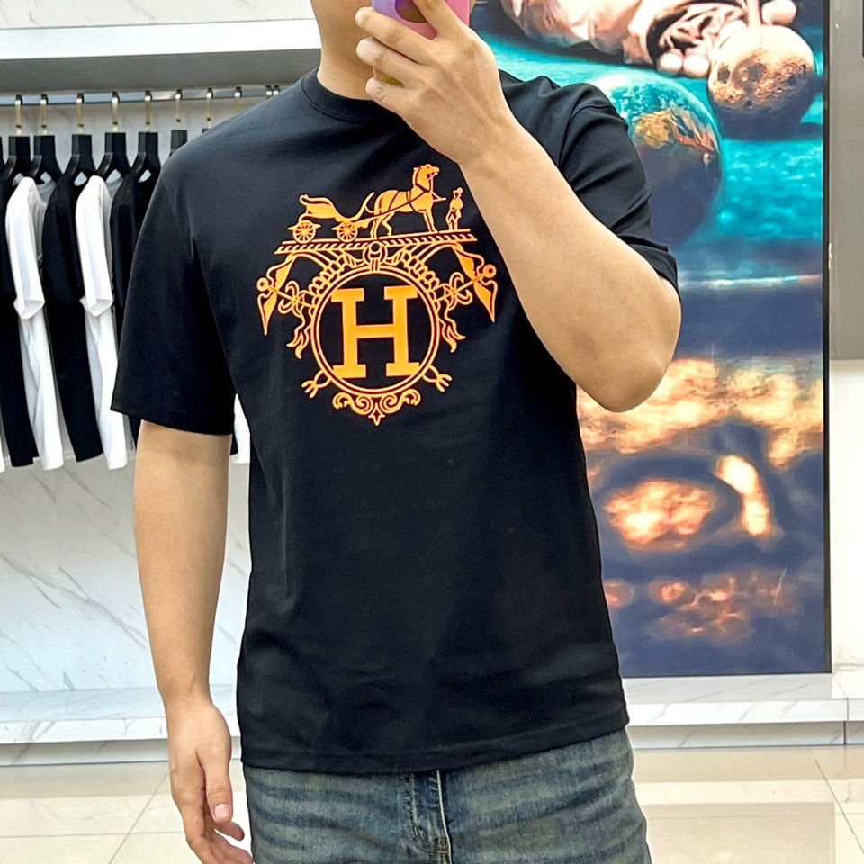 P105（顶级版本 区别通货）
2025 Hermès/爱马仕 夏季新款  重磅推出双纱纯棉面料短袖 春夏走秀款 个性独家款式 男女同款 采用进口定制定染面料 后领锁链底全包肩 过水不变形不缩水 春夏最新砖柜同步 时尚又个性 超级百搭好看款  男女都非常合适  人手必备款 春夏最新砖柜同步 时尚又个性 超级百搭好看款 春夏最新砖柜同步 时尚又个性 超级百搭好看款  男女都非常合适  人手必备款。
颜色：白色 黑色
码数：M-3XL（下单请报身高体重）