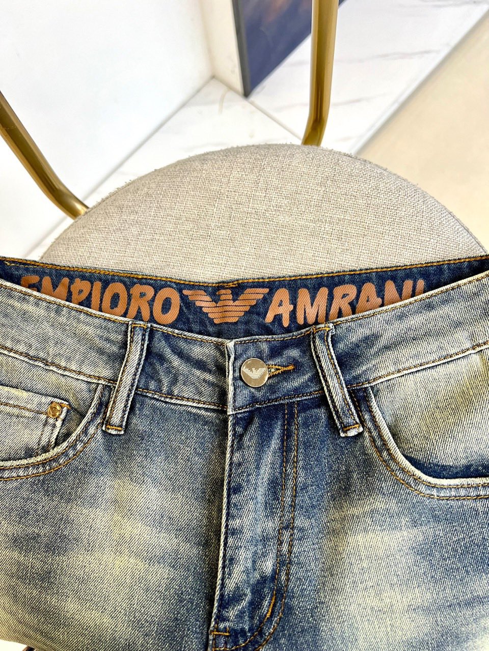 
Arm阿玛尼、25s春夏款时尚水洗logo牛仔裤，男士后口袋品牌字母刺绣徽标修身直筒牛仔长裤。此款裤装