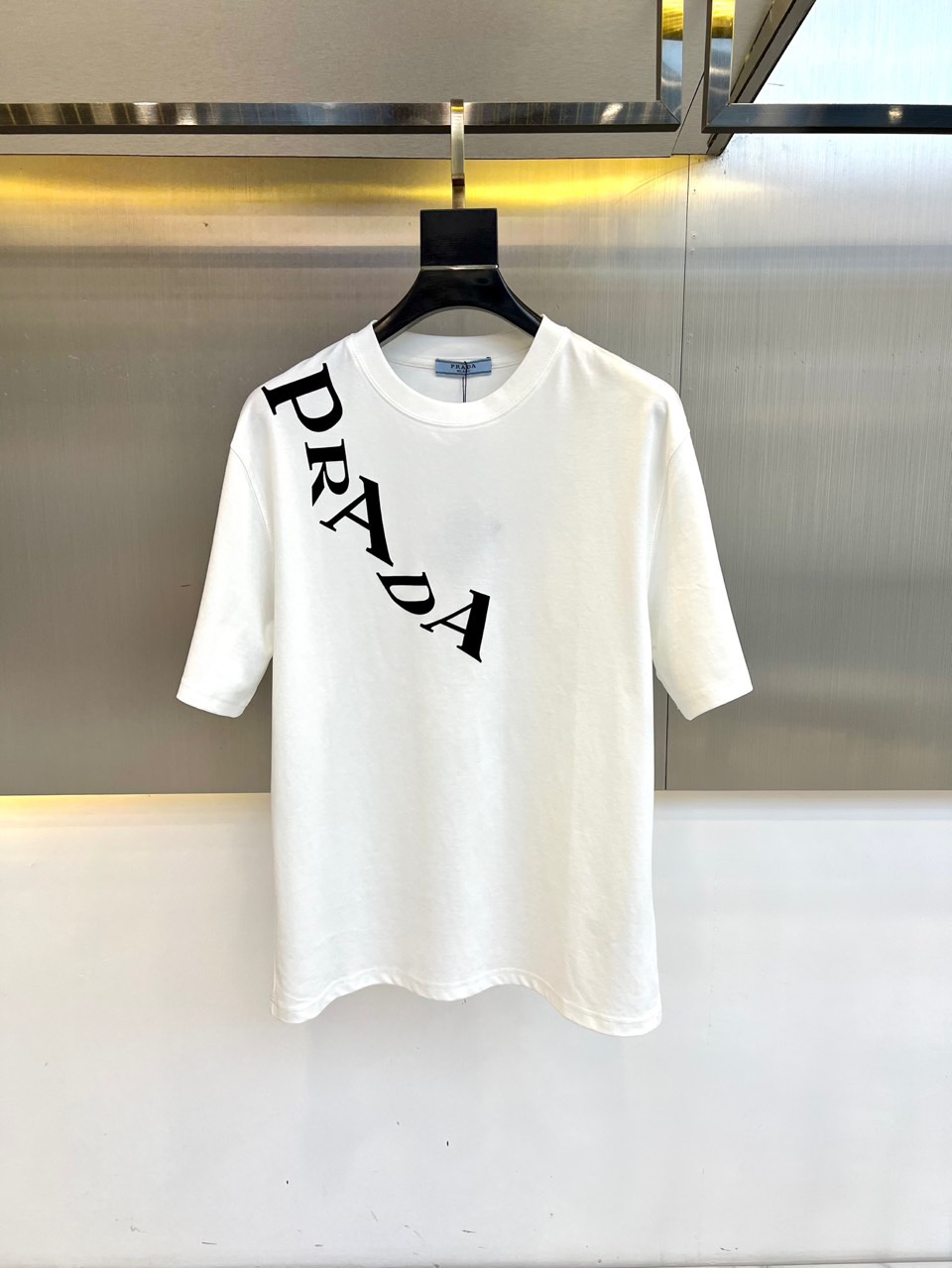 NO:420477,Prada and new spring and summer products are available for new short-sleeved T-shirts. They are made of imported European cotton fabrics, Wen Ru is soft, delicate and soft, and the upper body is naturally comfortable and cool, and the classic logo pattern contrasts in color and three-dimensional. The color is very clear, highlighting the overall styling and slimming feeling. The overall craftsmanship line is really impeccable!  48-56 (model 173, 140 catties upper body 50 sizes), prada, T-shirt,tees, t-shirt,alexander wang19860909普拉达、春夏新品发售新品短袖T恤.采用进口欧棉面料,温儒柔软 细腻柔软 上身自然是舒适 凉爽,经典logo图案撞色时尚立体.颜色十分清晰,非常的凸显整体的造型感以及修身上身感 整体的工艺车线真的是无可挑剔！48-56（模特173,140斤上身50码）,,prada,T-shirt,tees，t-shirt,alexander wang,Men's clothing