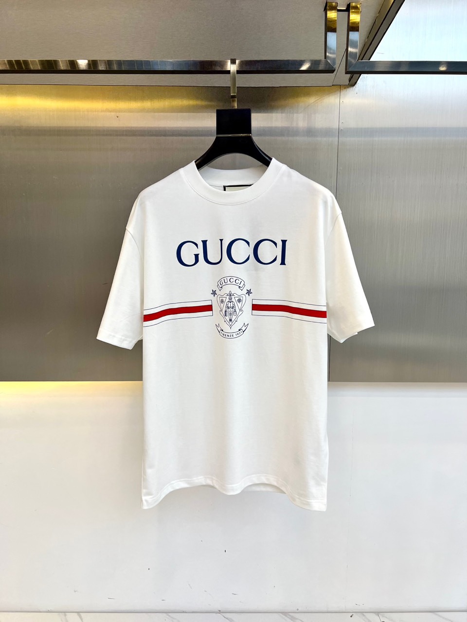 NO:420494,Gucc, new spring and summer style G home direct-shot printing double-yarn pure cotton short-sleeved T-shirt. Fine cotton plain fabric, nylon solid watermark, classic loose style, and better spun breathable cotton fabric!  Comfortable and fit the body. Weaving it into a combed cotton fabric, it has a delicate and comfortable skin feeling, is straight, shaved, breathable and hygroscopic, and does not easily make pleated and does not require special care. Nylon solid slurry has the characteristics of high fastness, high solid content, environmental protection, etc., which can provide clear and lasting printing effect. The upper body is comfortable and free, and it can also show a sense of casualness and fashion. 48-56 (model 173, 143 catties upper body 50 yards),,gucci,gucci,gucci,T-shirt,tees,t-shirt,alexander wang19860909Gucc古驰、春夏新款 G家直喷印双纱纯棉短袖T恤. 精棉平纹面料、尼龙固浆水印、经典宽松版型,选用精纺透气棉质面料！舒适贴合身形.织成精梳棉布料,亲肤感细腻舒适,挺刮透气吸湿性强劲.不易出褶亦不需要特别打理.尼龙固浆具有高牢度、高固含、环保等特点,可以提供清晰、持久的印花效果.上身舒适和自由,同时也能展现出一种随性和时尚感.48-56（模特173,143斤上身50码）,,gucci,gucci,gucci,T-shirt,tees，t-shirt,alexander wang,Men's clothing